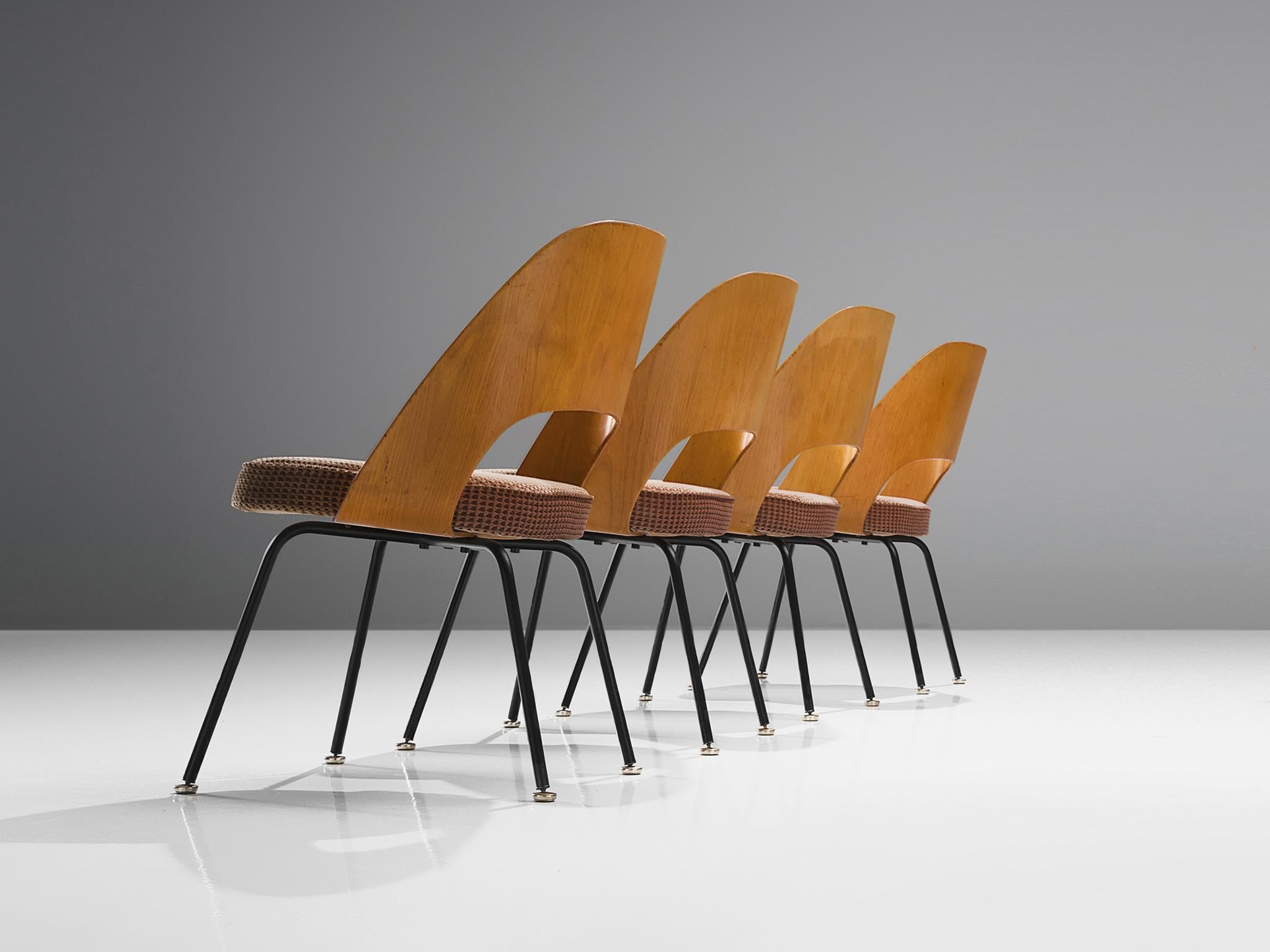 Eero Saarinen für Knoll International, Satz von vier Esszimmerstühlen aus Sperrholz  (Samt) im Angebot