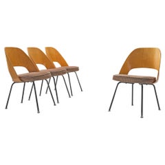 Eero Saarinen pour Knoll International Ensemble de quatre chaises de salle à manger en contreplaqué velours