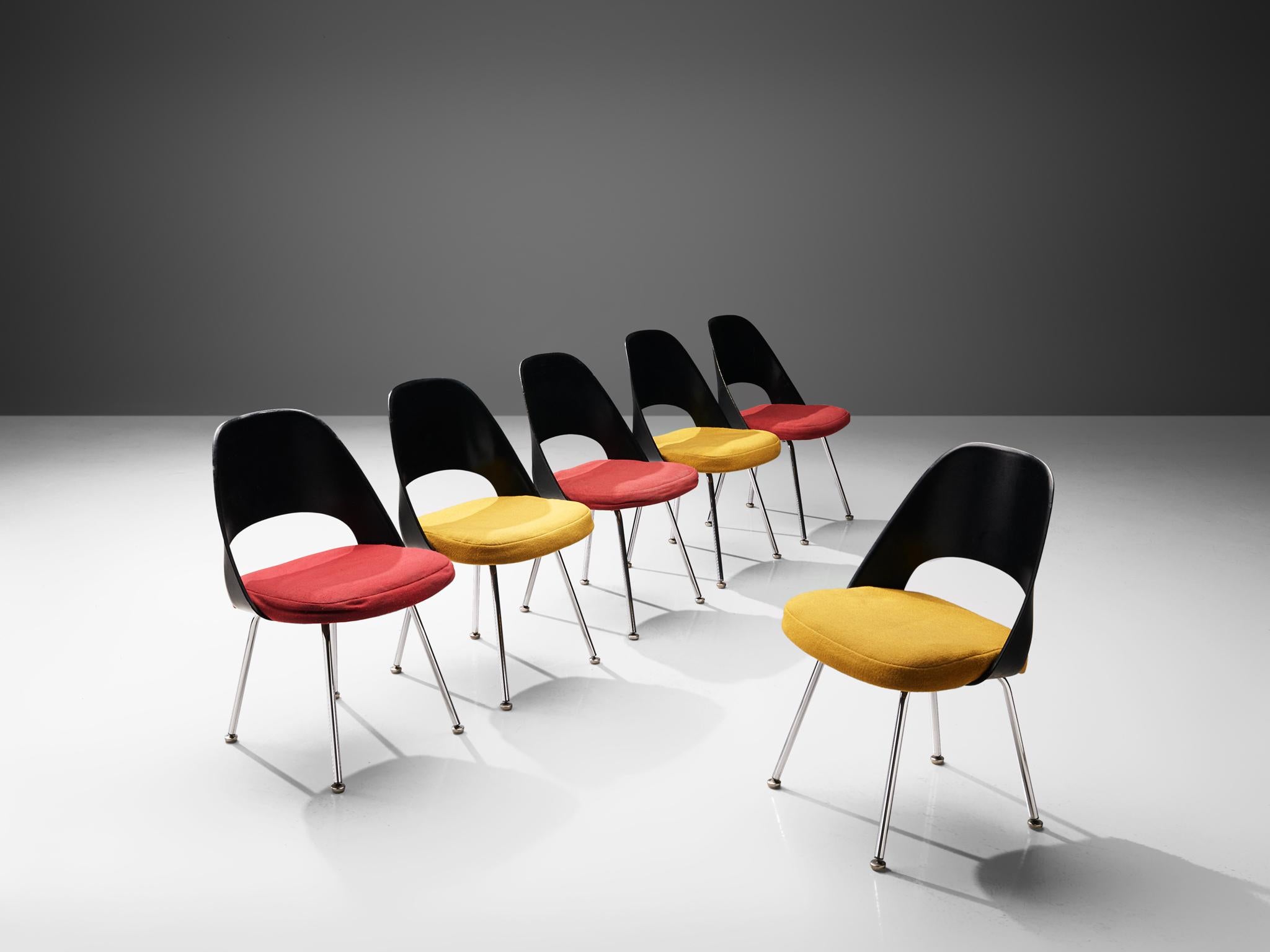 Eero Saarinen pour Knoll International, ensemble de six chaises de salle à manger, modèle '72', acier chromé, fibre de verre, tissu,  États-Unis, design 1948, produit dans les années 1970 

Chaises de salle à manger modèle '72' conçues par Eero