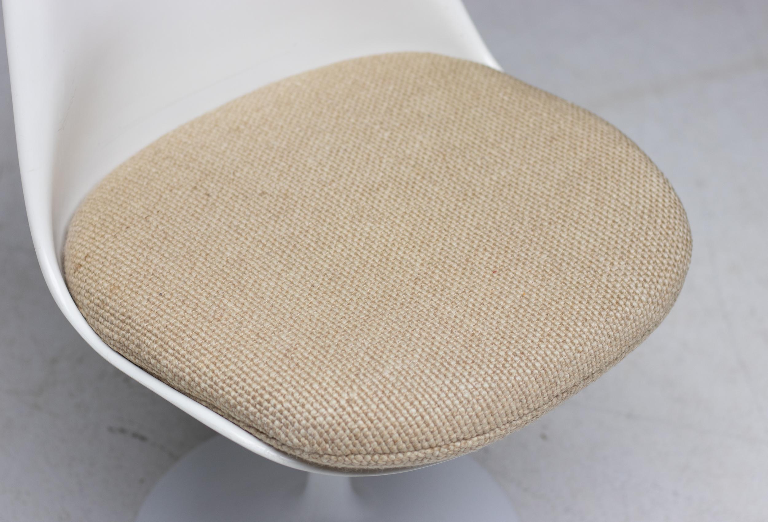 Le classiche sedie da pranzo Tulip disegnate nel 1956 da Eero Saarinen per Knoll International.
Un'opera che definisce il design moderno e un'aggiunta senza tempo alla tua casa, un vero classico.
La sedia ha un'etichetta Knoll attaccata al sedile