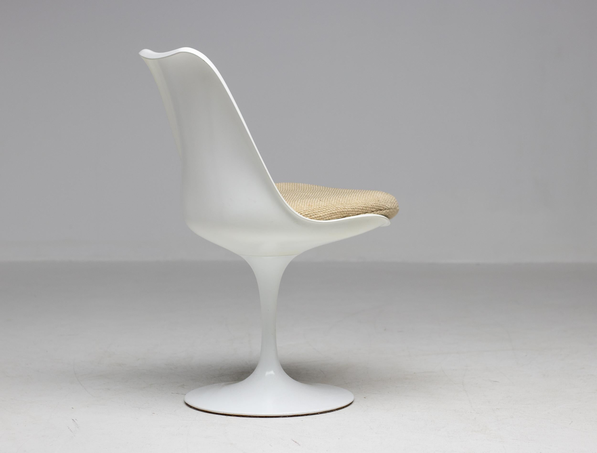 Mid-Century Modern Eero Saarinen for Knoll International Tulip Chairs For Sale