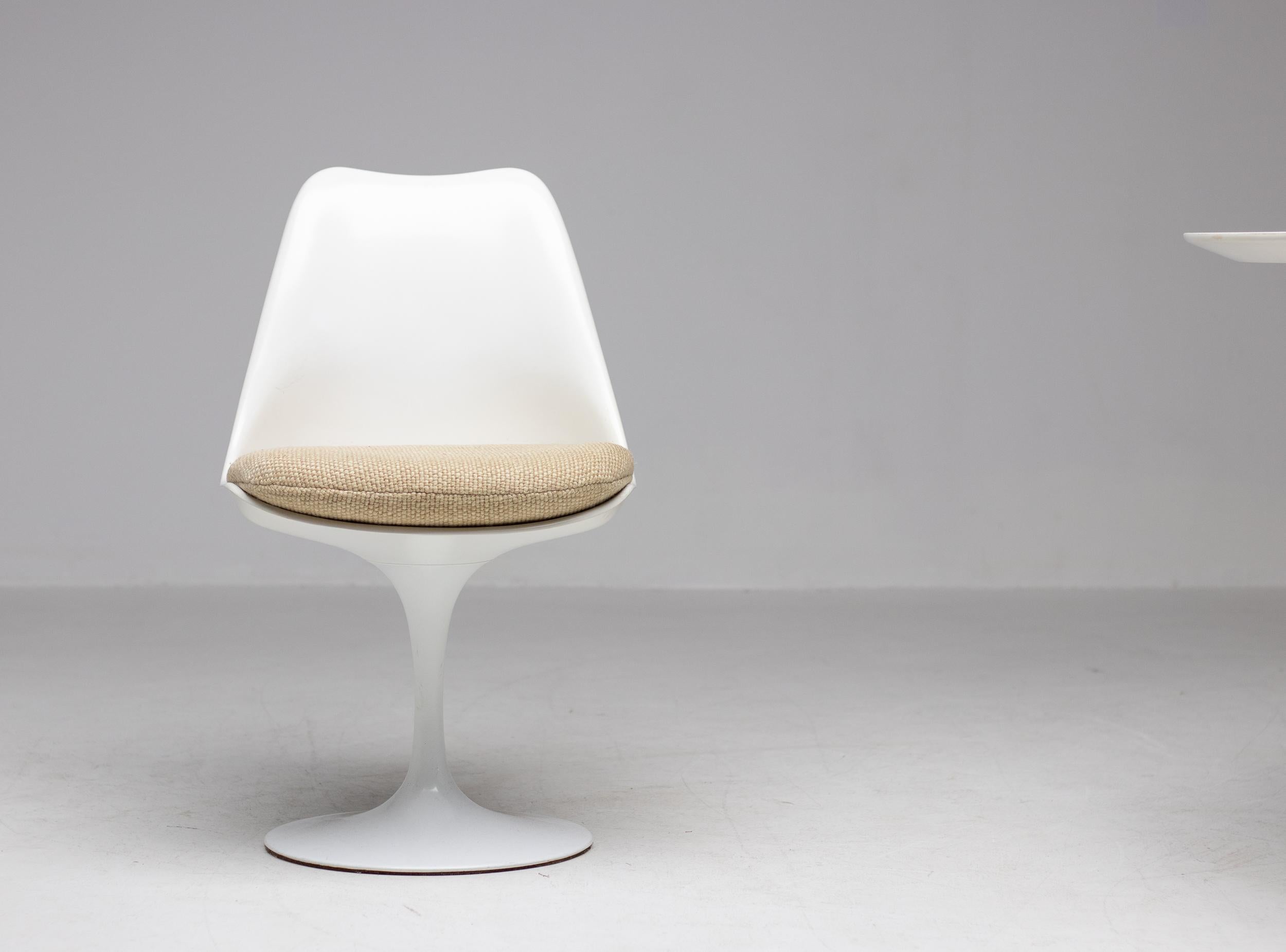Eero Saarinen for Knoll International Tulip Chairs In Good Condition For Sale In Dronten, NL