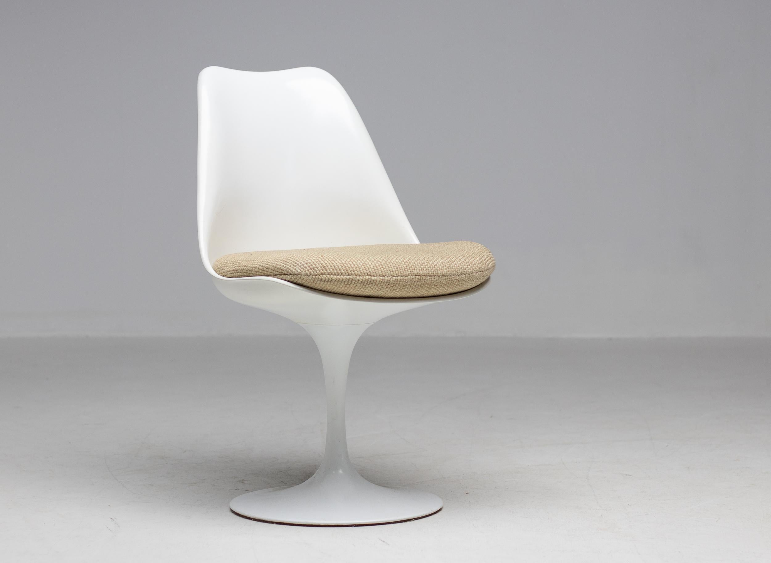 Eero Saarinen for Knoll International Tulip Chairs For Sale 1
