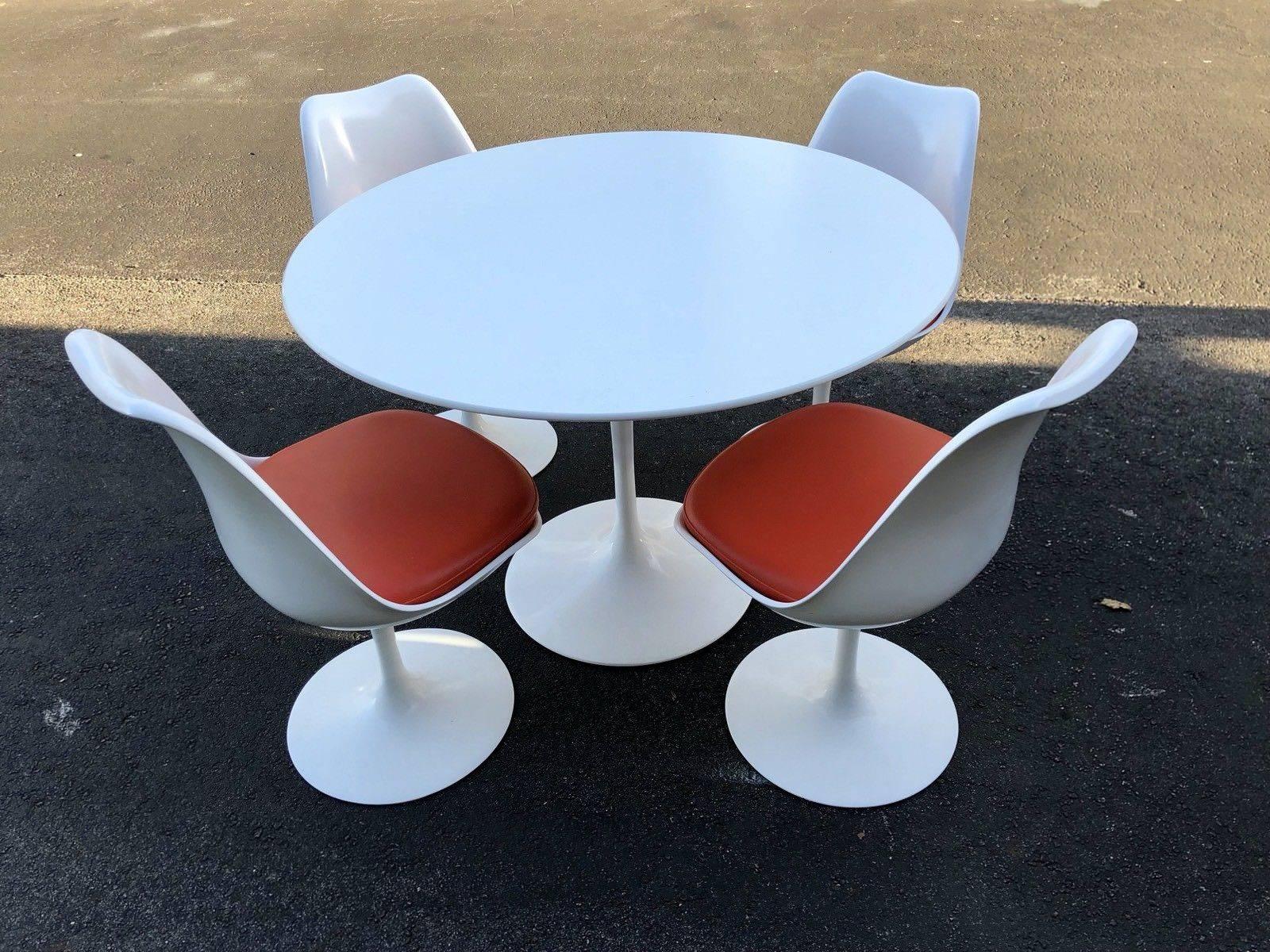 Eero Saarinen for Knoll International tulip dining set. Consisting of a 42