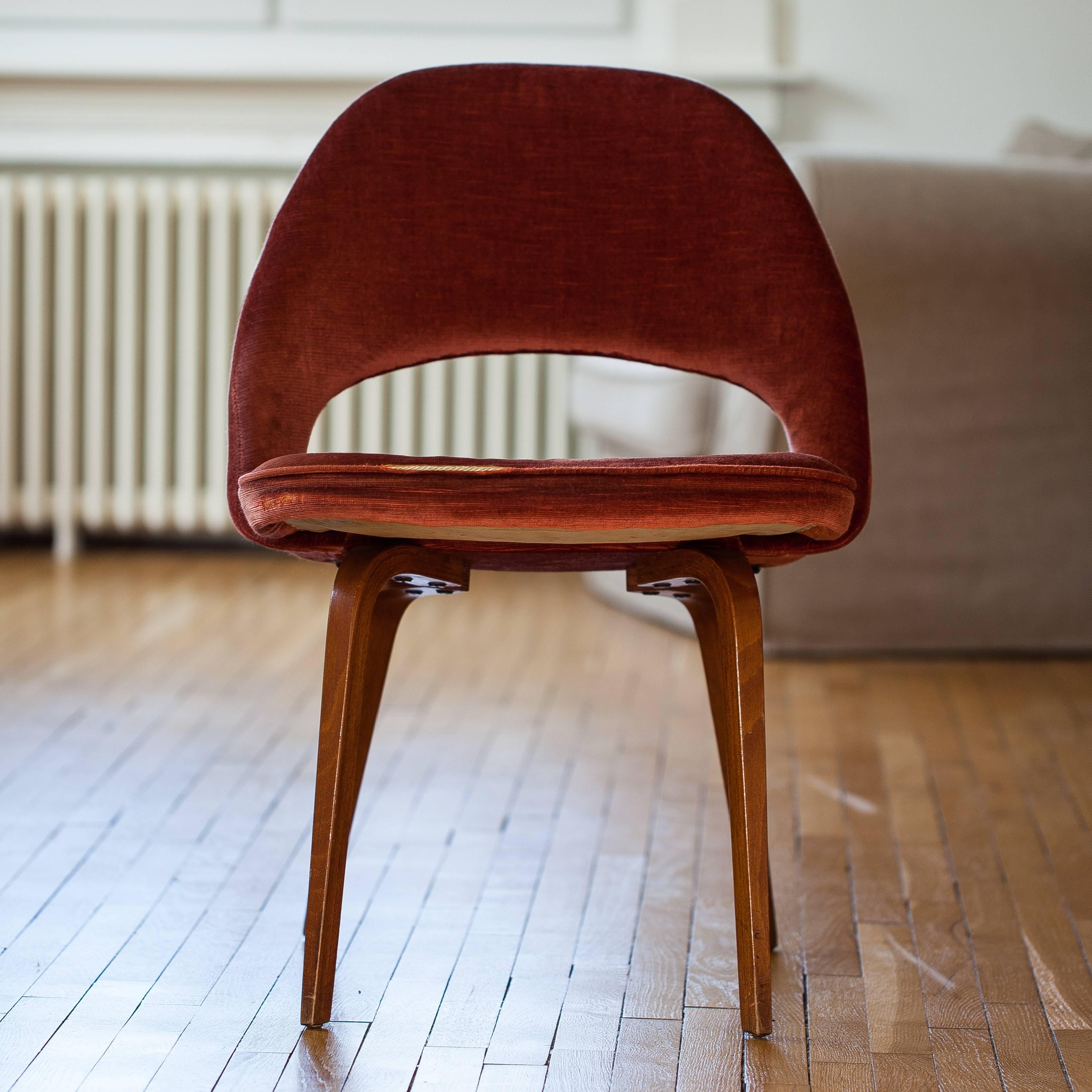 Very decorative seat in the style of Eero Saarinen, 1960s. This chair has walnut legs and is in original condition.