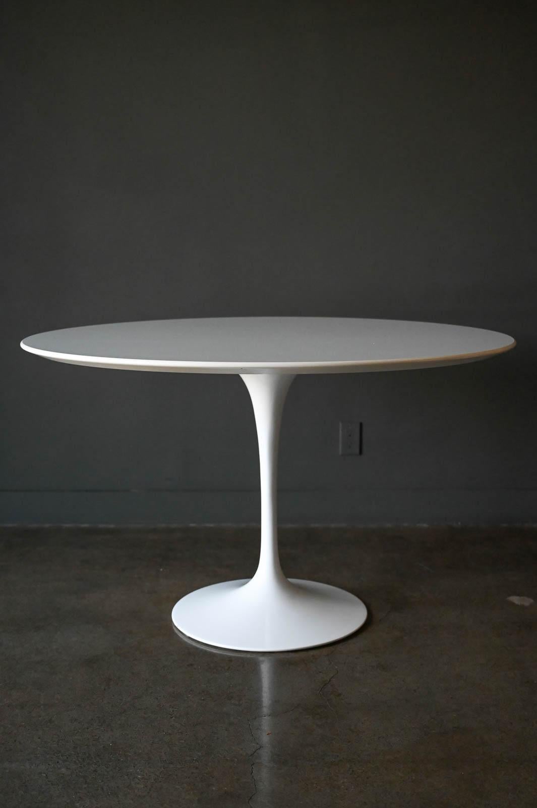 Eero Saarinen für Knoll Italy Tulip Dining Table, ca. 2015.  Runder Sockeltisch aus weißem Laminat mit weißem Fuß.  Sehr guter Originalzustand mit nur leichten Abnutzungserscheinungen an der Basis.  Das Oberteil ist nahezu perfekt.  Maße: 48