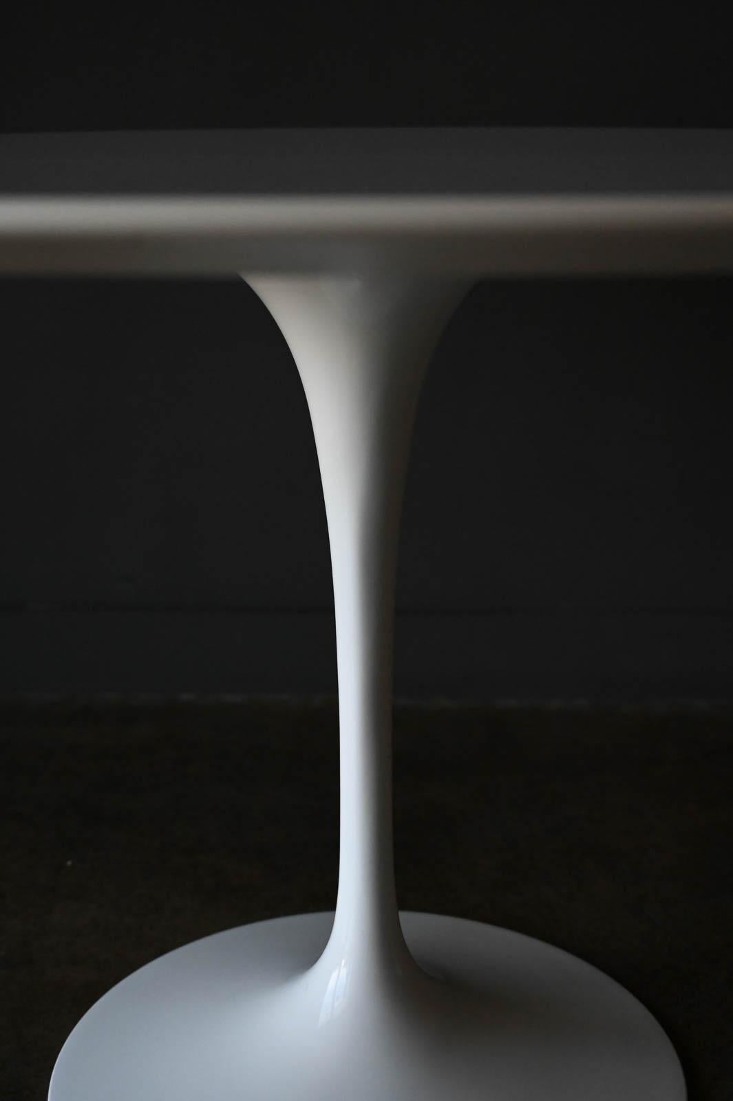 Tulpen-Esstisch, Eero Saarinen für Knoll, Italien, ca. 2015 im Zustand „Gut“ in Costa Mesa, CA
