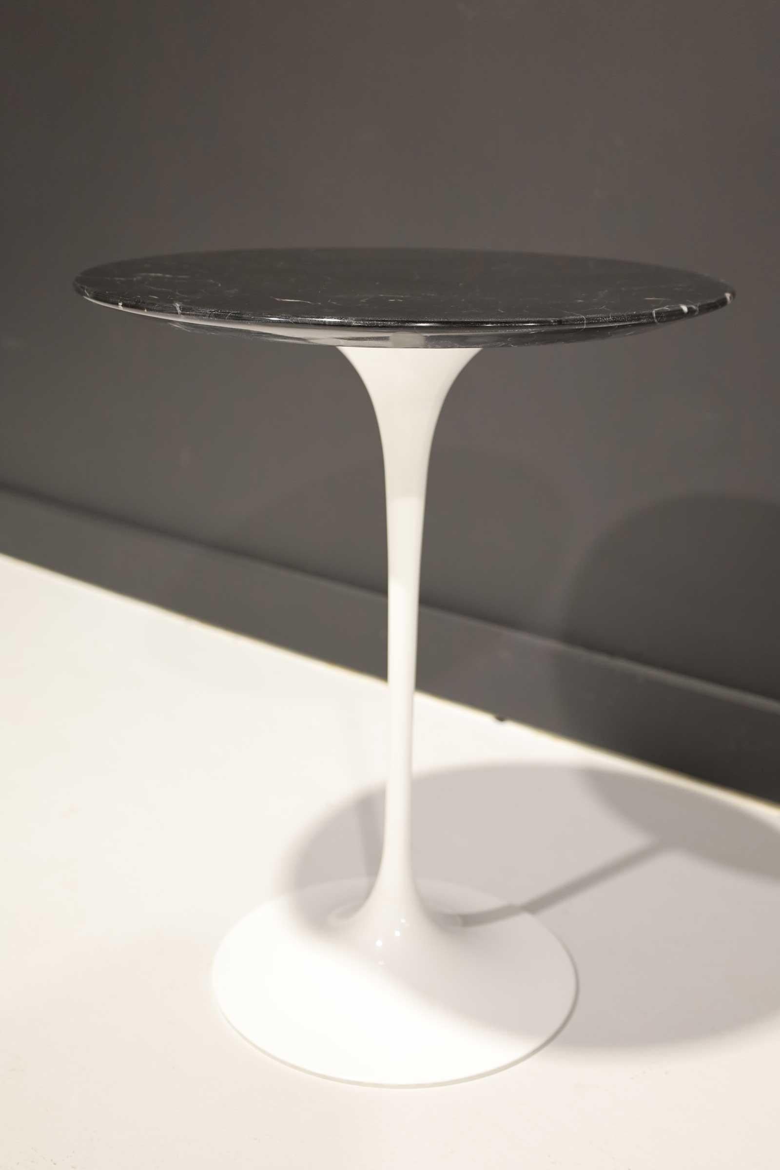 Table Tulip d'Eero Saarinen pour Knoll avec plateau en marbre noir et base blanche Bon état à Dallas, TX
