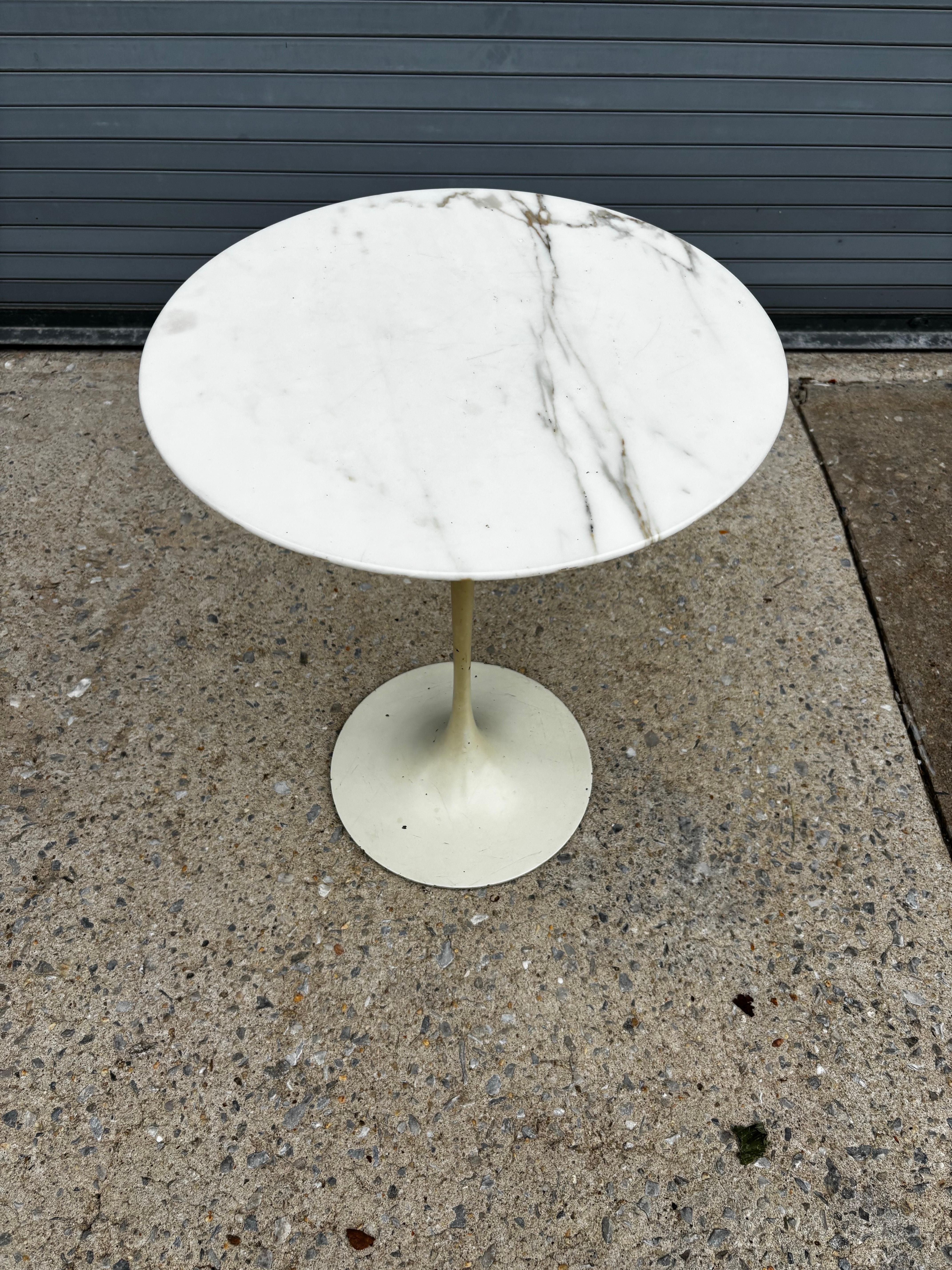 Eero Saarinen para Knoll Mesa auxiliar tulipán redonda de mármol de 16