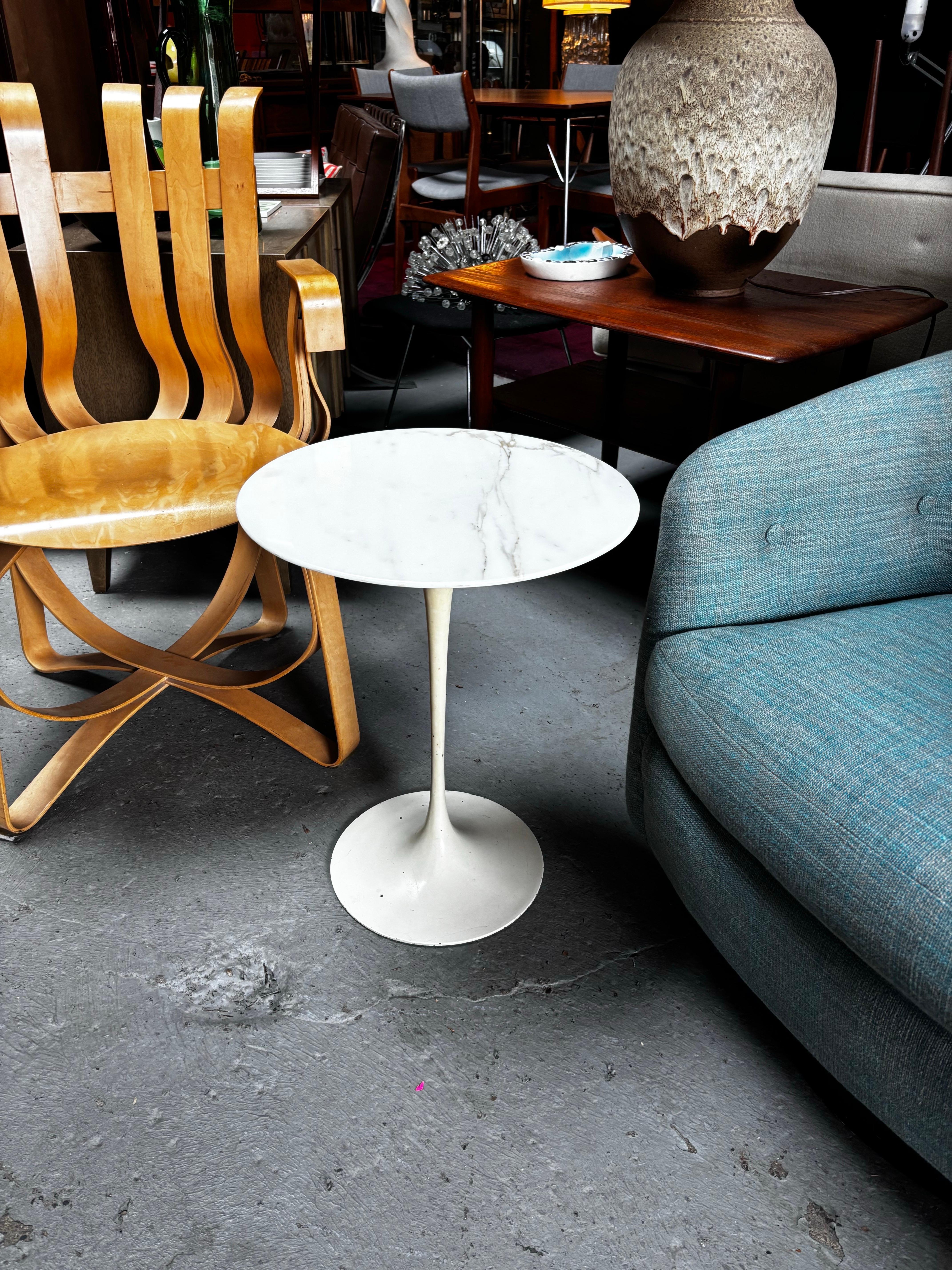 ¡Eero Saarinen para Knoll Mesa auxiliar redonda de mármol/base de hierro! Estadounidense en venta