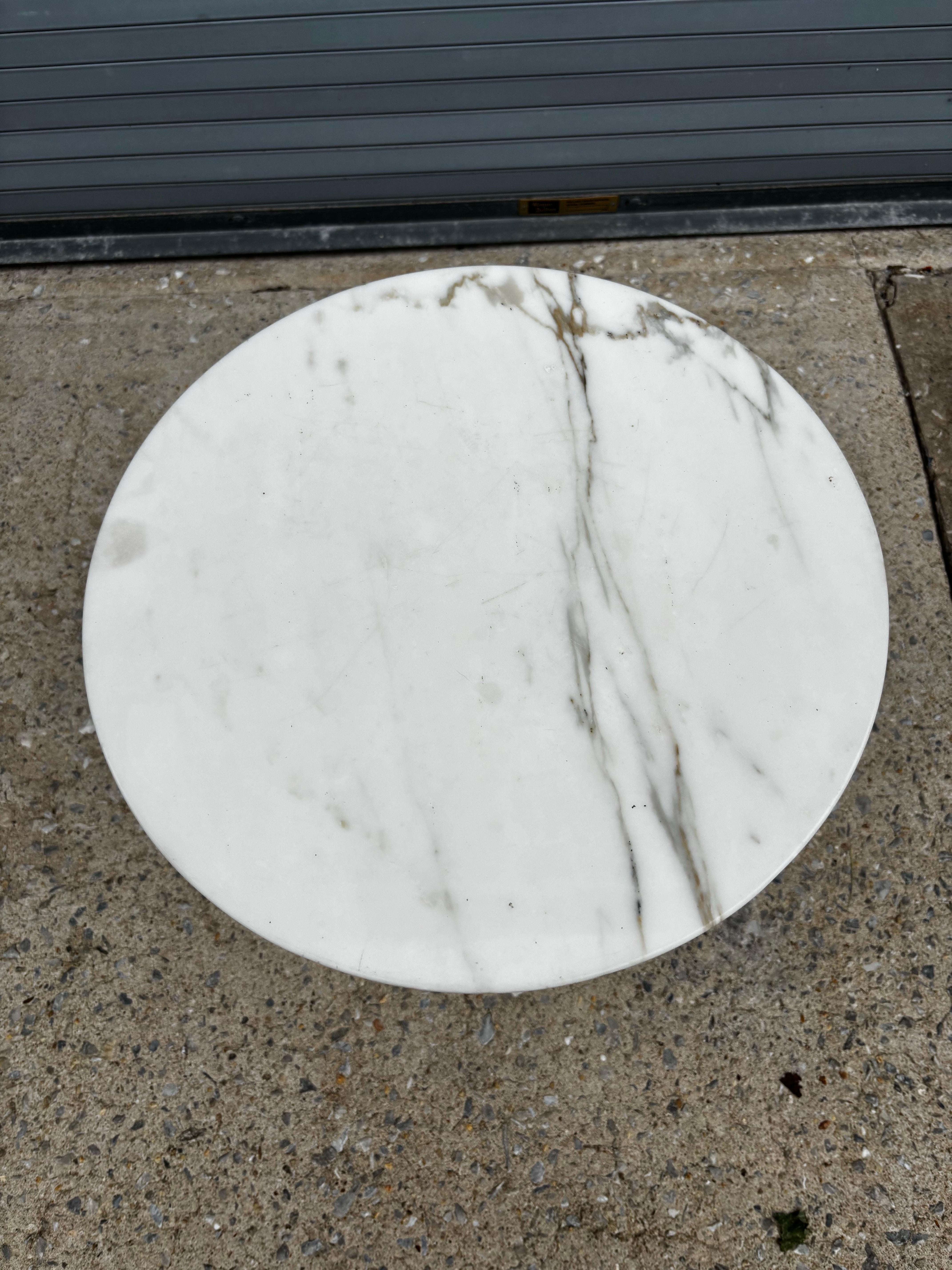 ¡Eero Saarinen para Knoll Mesa auxiliar redonda de mármol/base de hierro! en Bueno estado para la venta en Philadelphia, PA
