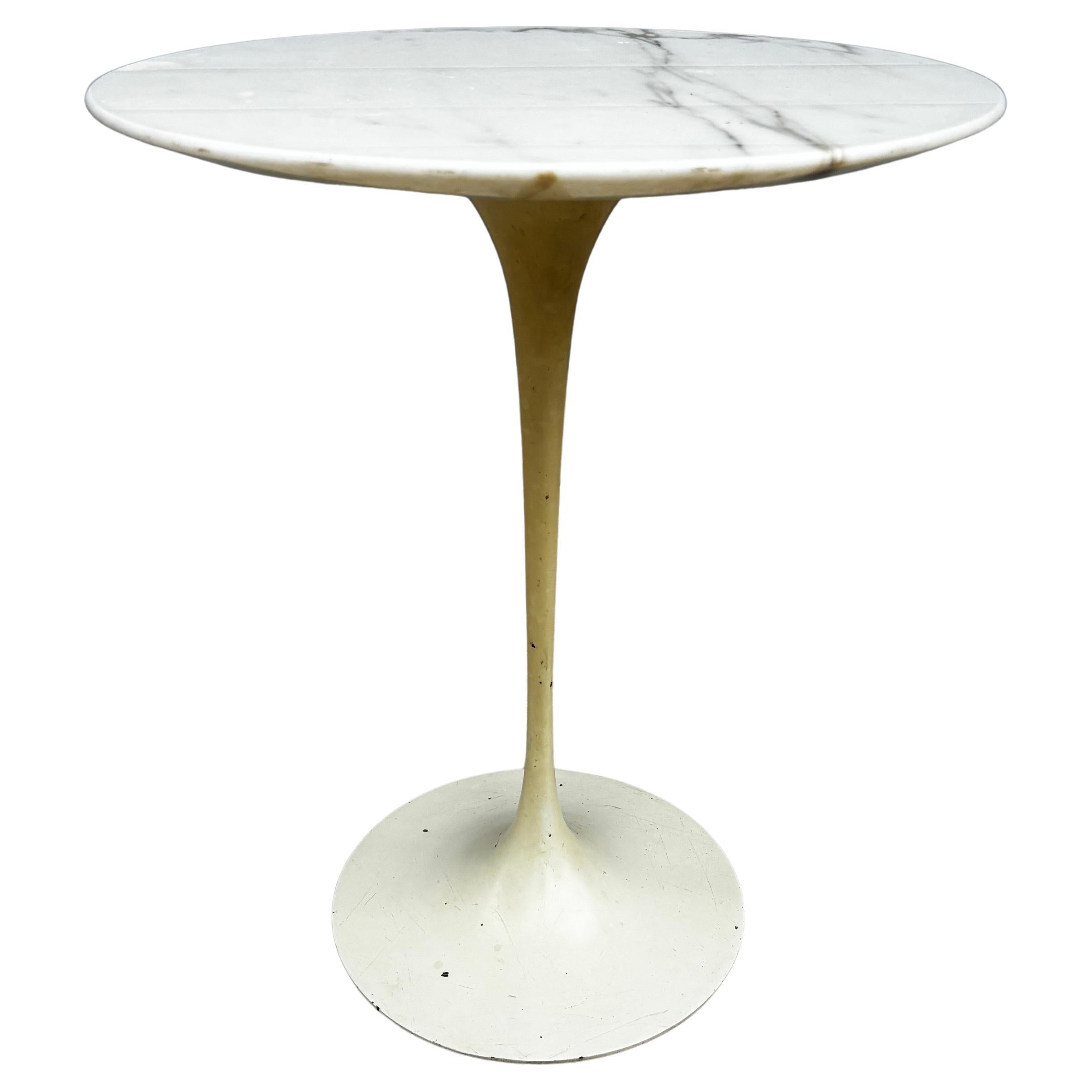 ¡Eero Saarinen para Knoll Mesa auxiliar redonda de mármol/base de hierro! en venta