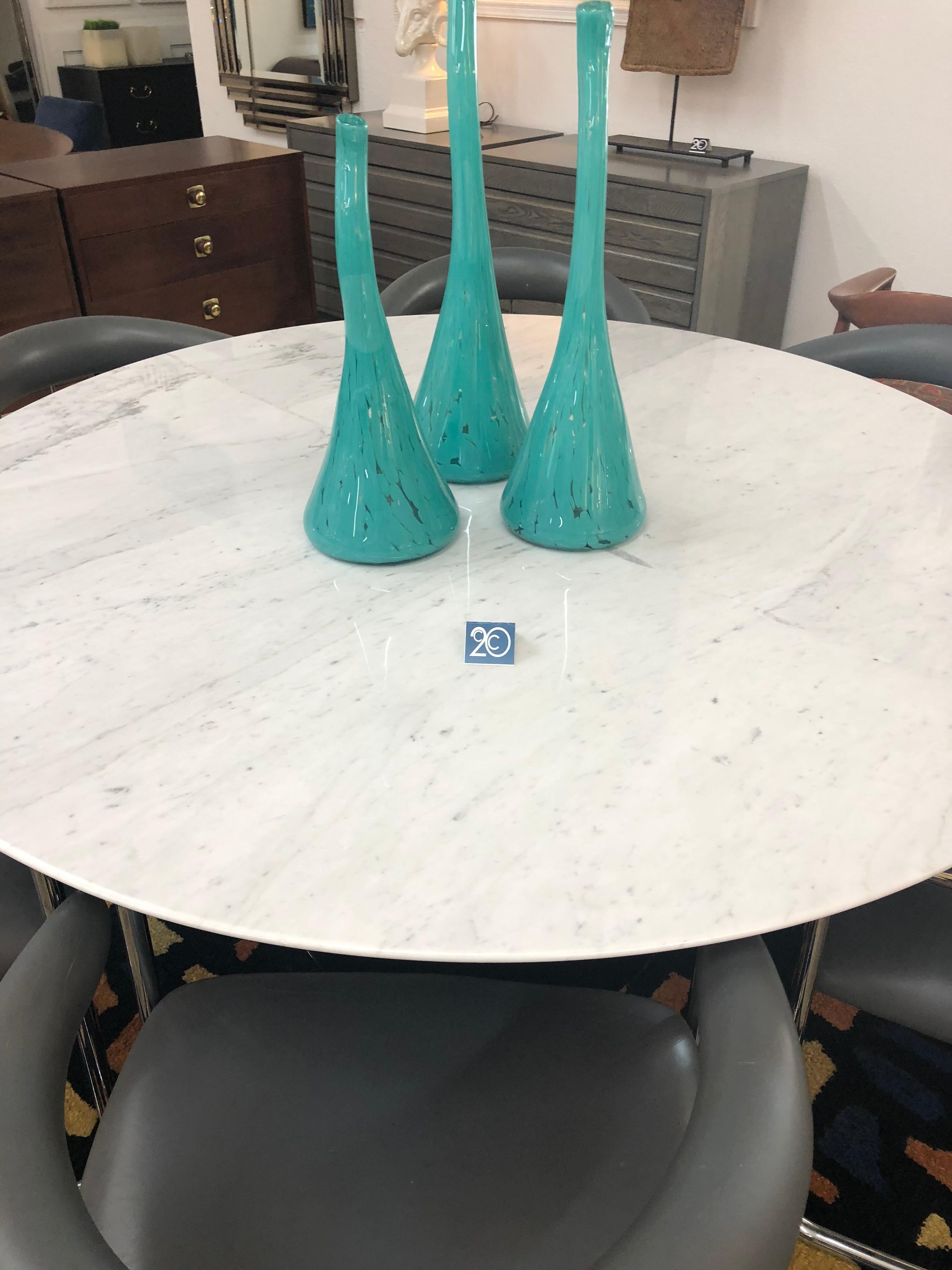 Knoll tulip table with aluminum base refurbished, new marble-top in white Carrara marble.