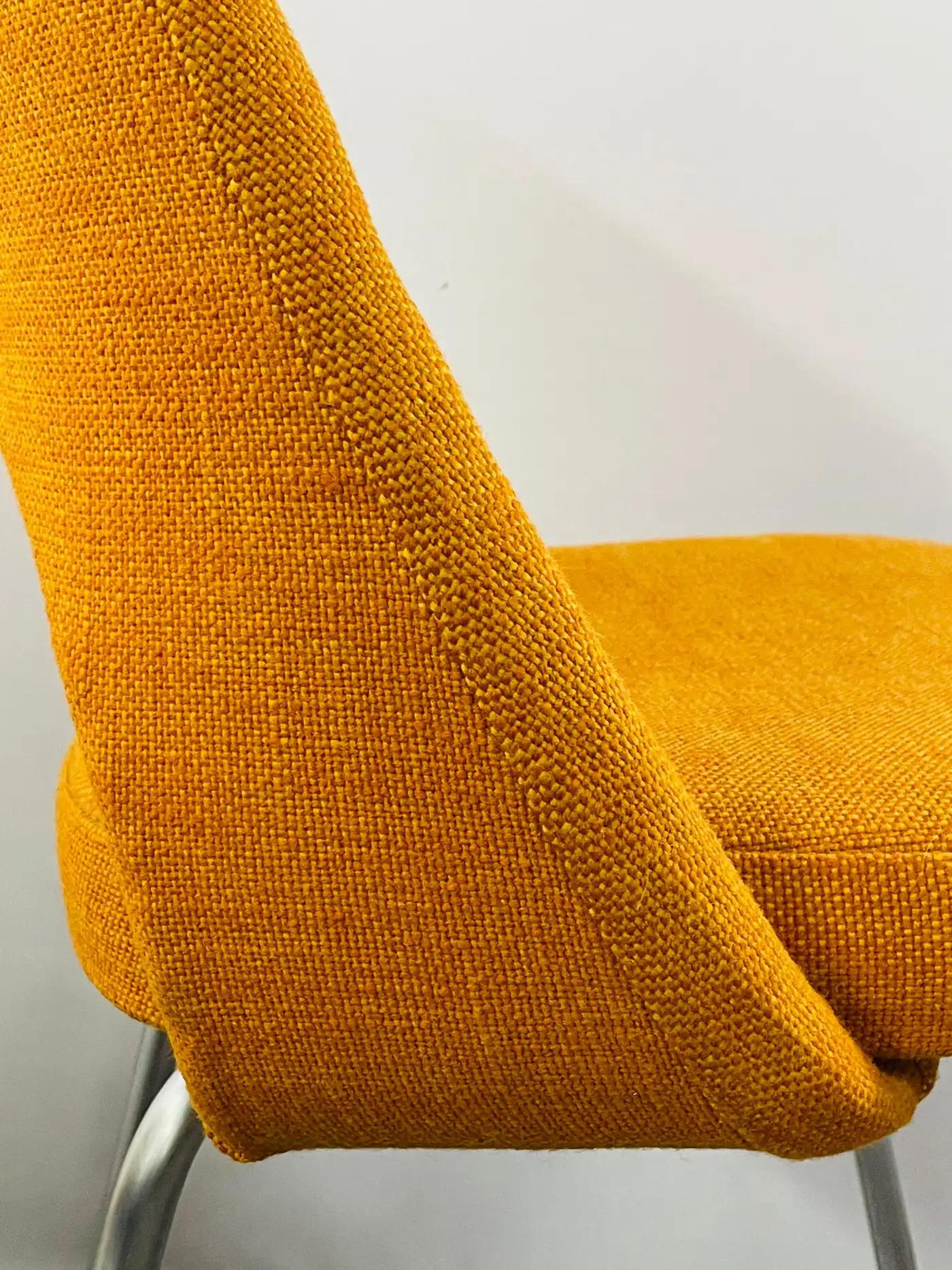 Paire de chaises d'appoint Tumeric Orange Uphostery de Eero Saarinen pour Knoll MCM en vente 6