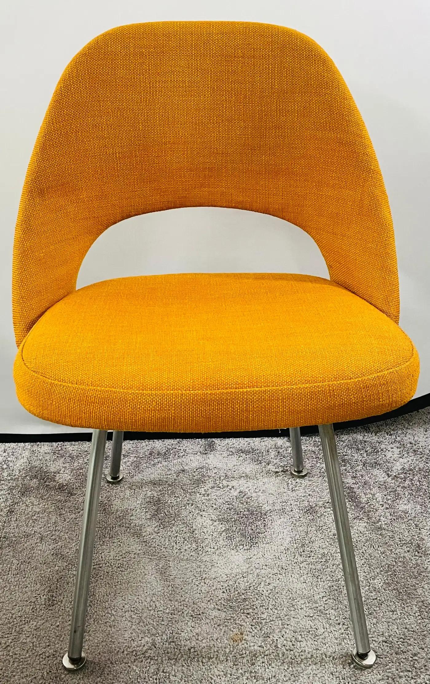 Mid-Century Modern Paire de chaises d'appoint Tumeric Orange Uphostery de Eero Saarinen pour Knoll MCM en vente