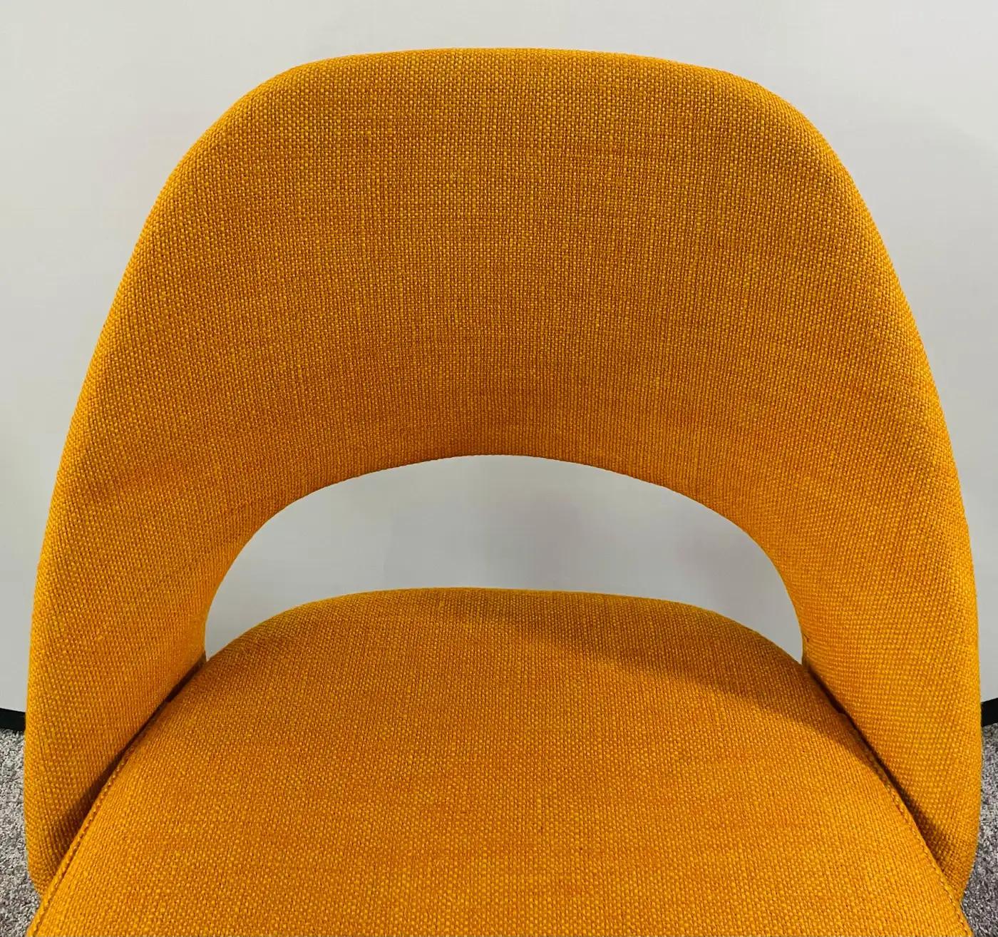 Américain Paire de chaises d'appoint Tumeric Orange Uphostery de Eero Saarinen pour Knoll MCM en vente