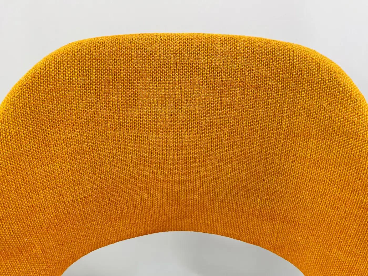 Paire de chaises d'appoint Tumeric Orange Uphostery de Eero Saarinen pour Knoll MCM Bon état - En vente à Plainview, NY
