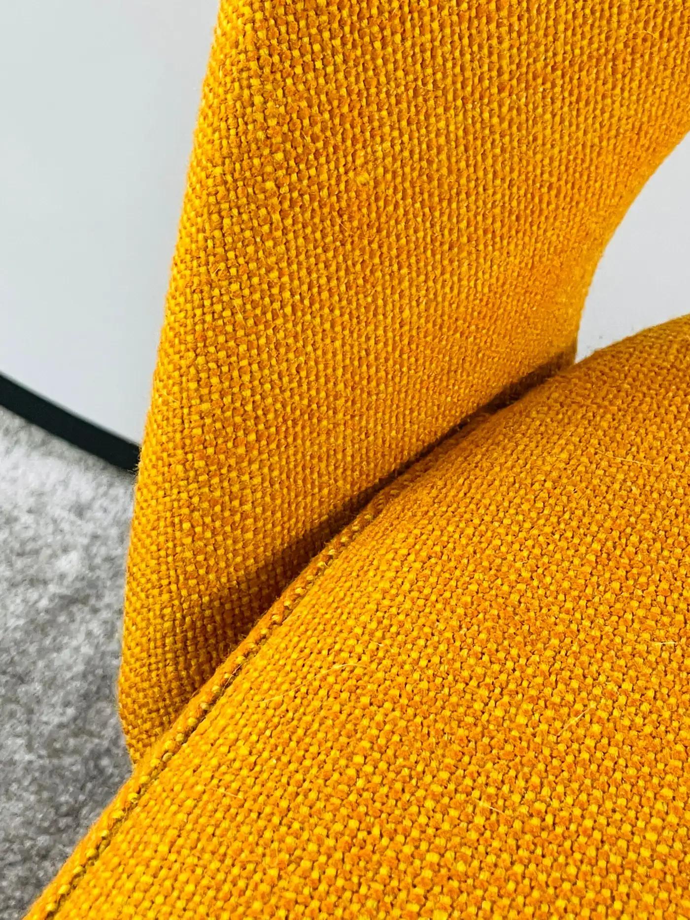 20ième siècle Paire de chaises d'appoint Tumeric Orange Uphostery de Eero Saarinen pour Knoll MCM en vente
