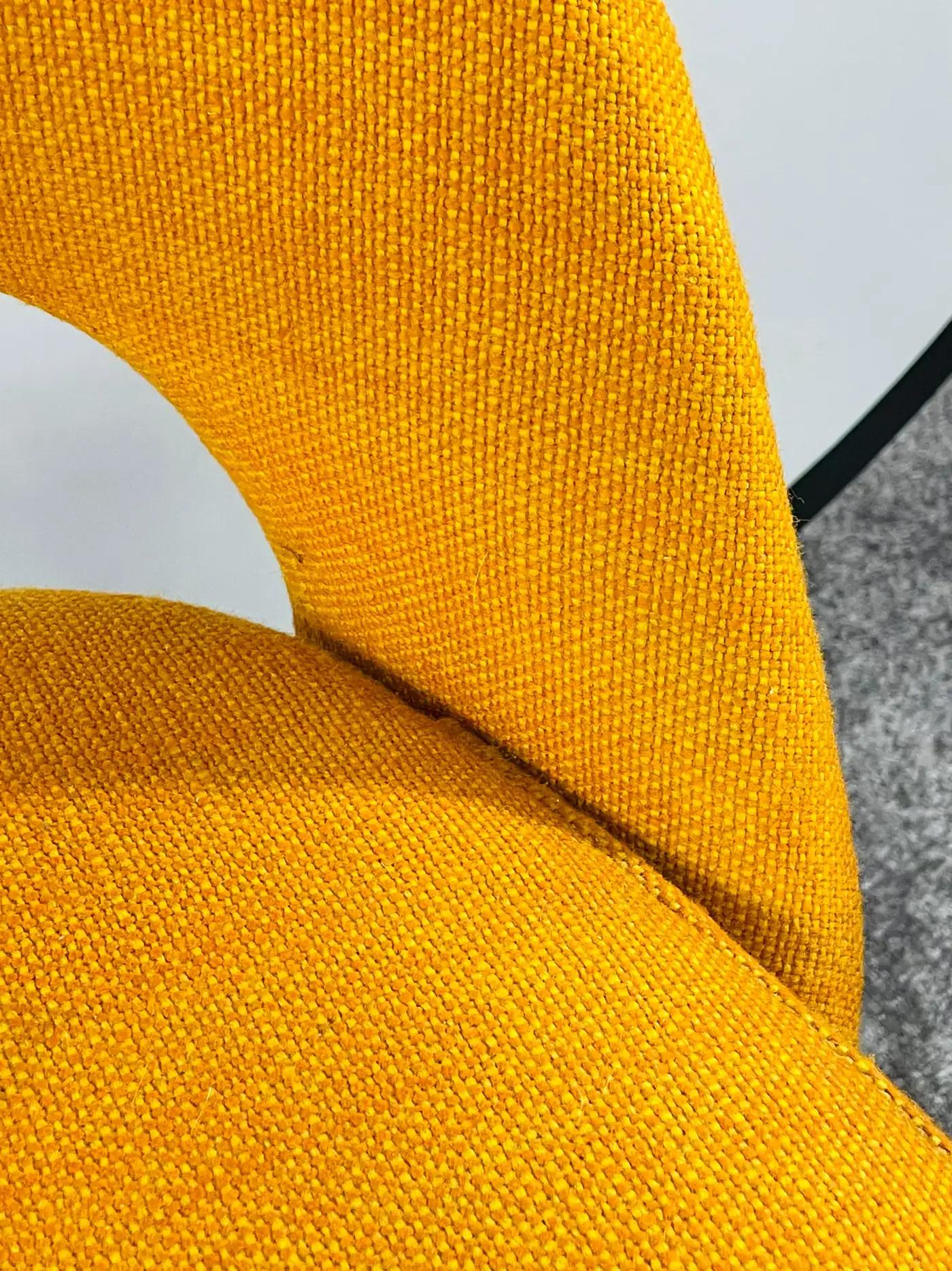 Métal Paire de chaises d'appoint Tumeric Orange Uphostery de Eero Saarinen pour Knoll MCM en vente