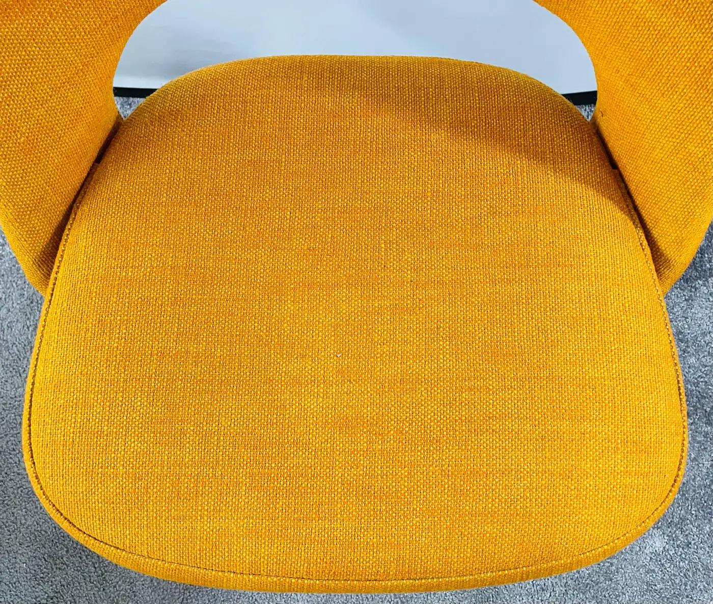 Paire de chaises d'appoint Tumeric Orange Uphostery de Eero Saarinen pour Knoll MCM en vente 1