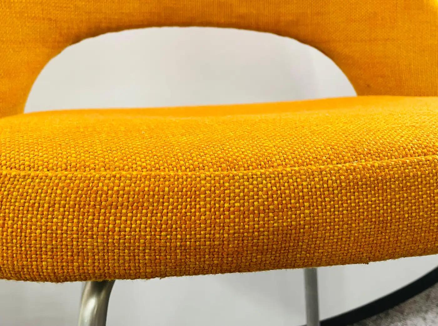 Paire de chaises d'appoint Tumeric Orange Uphostery de Eero Saarinen pour Knoll MCM en vente 2