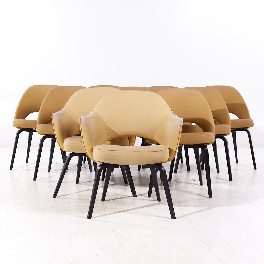 Eero Saarinen per Knoll - Sedie da pranzo direzionali in legno di bentwood del Mid Century - Set di 10

Ogni sedia senza braccioli misura: 22 di larghezza x 21 di profondità x 31 di altezza, con un'altezza della seduta di 18,75 pollici.
Ogni sedia