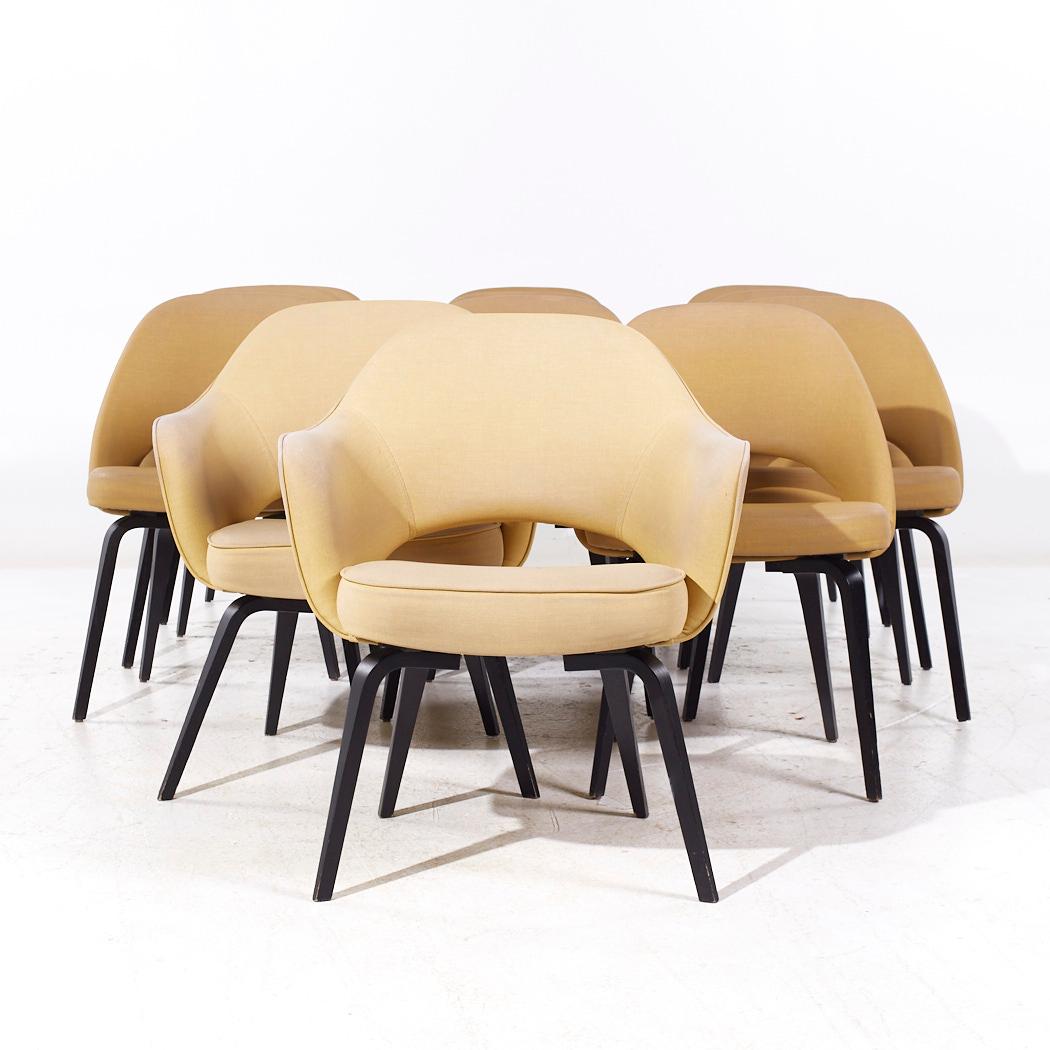 Eero Saarinen für Knoll Mid Century Bugholz Executive Esszimmerstühle - Satz von 12

Jeder armlose Stuhl misst: 22 breit x 21 tief x 31 hoch, mit einer Sitzhöhe von 18,75 Zoll
Jeder Kapitänsstuhl misst: 26 breit x 24 tief x 31 hoch, mit einer
