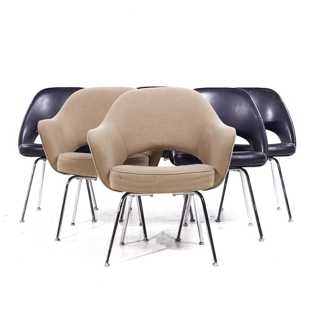 Eero Saarinen per Knoll - Set di 6 sedie da pranzo cromate del Medioevo

Ogni sedia senza braccioli misura: 22,5 larghezza x 20 profondità x 31,5 altezza, con un'altezza della seduta di 17,5 pollici.
Ogni sedia da capitano misura: 25,5 di larghezza