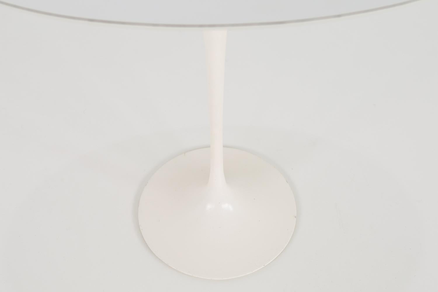 Eero Saarinen für Knoll Mitte des Jahrhunderts Laminat Beistelltisch
Maße: 22.5 breit x 15 tief x 20,5 hoch

Jedes Möbelstück ist in einem so genannten restaurierten Vintage-Zustand erhältlich. Nach dem Kauf wird es gründlich gereinigt und