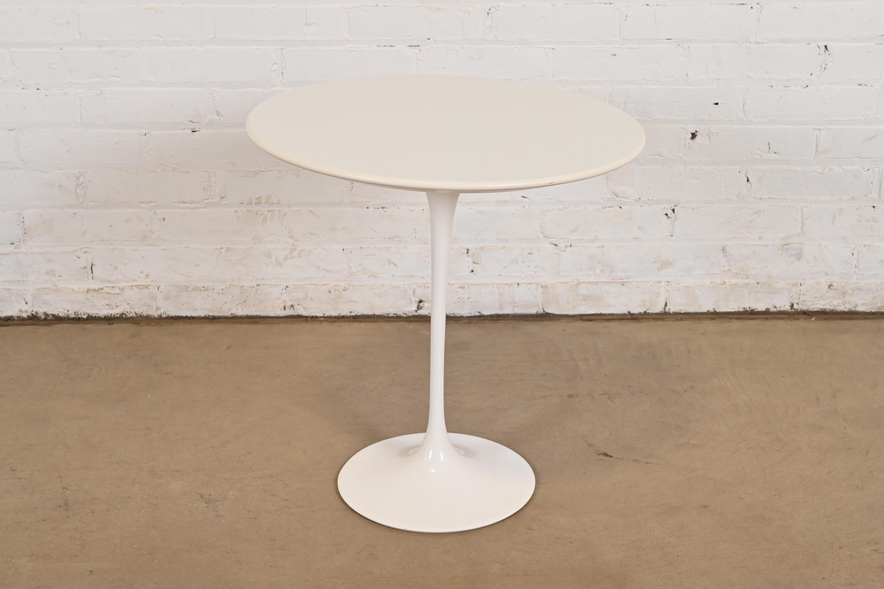 An exceptional and iconic Mid-Century Modern white tulip side table 

By Eero Saarinen for Knoll

USA, Early 21st Century

Measures: 20.13
