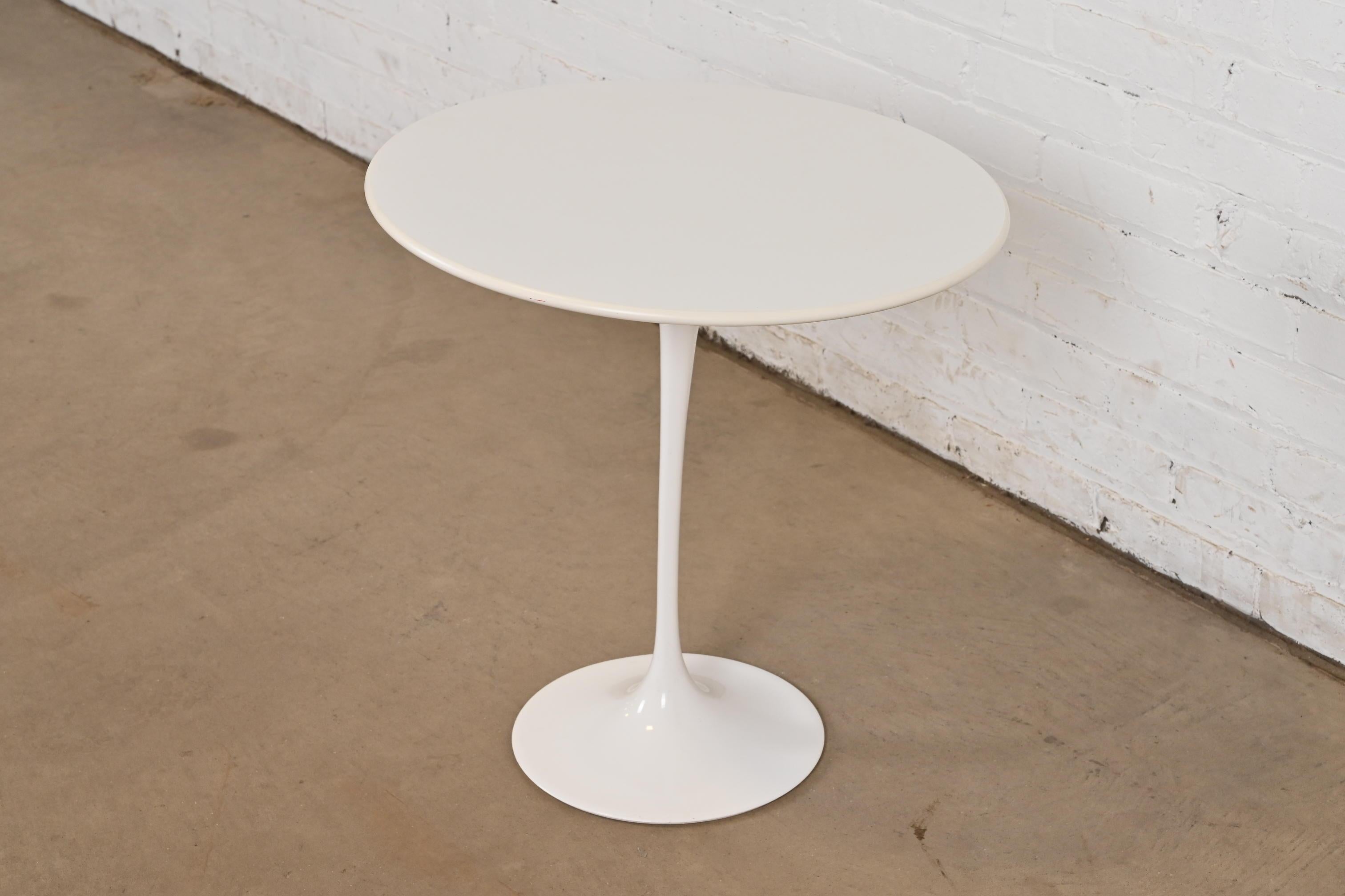 Eero Saarinen for Knoll Mid-Century Modern White Pedestal Tulip Side Table In Good Condition For Sale In South Bend, IN