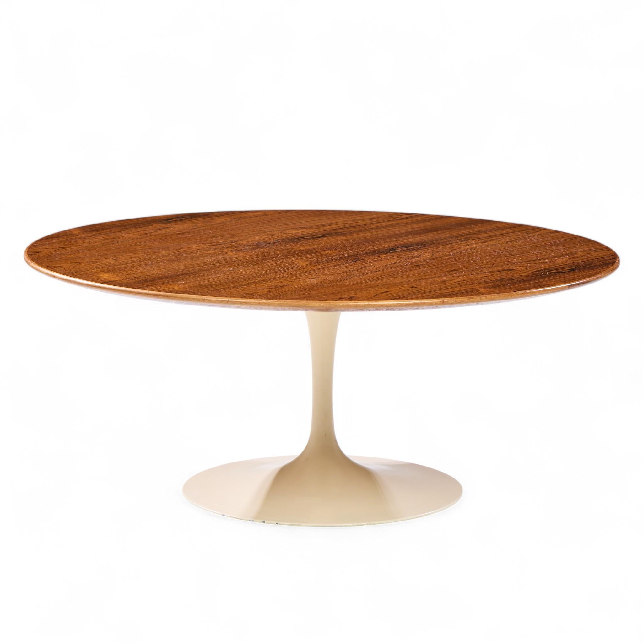 Mesa baja Tulip de palisandro de mediados de siglo de Eero Saarinen para Knoll Moderno de mediados de siglo en venta