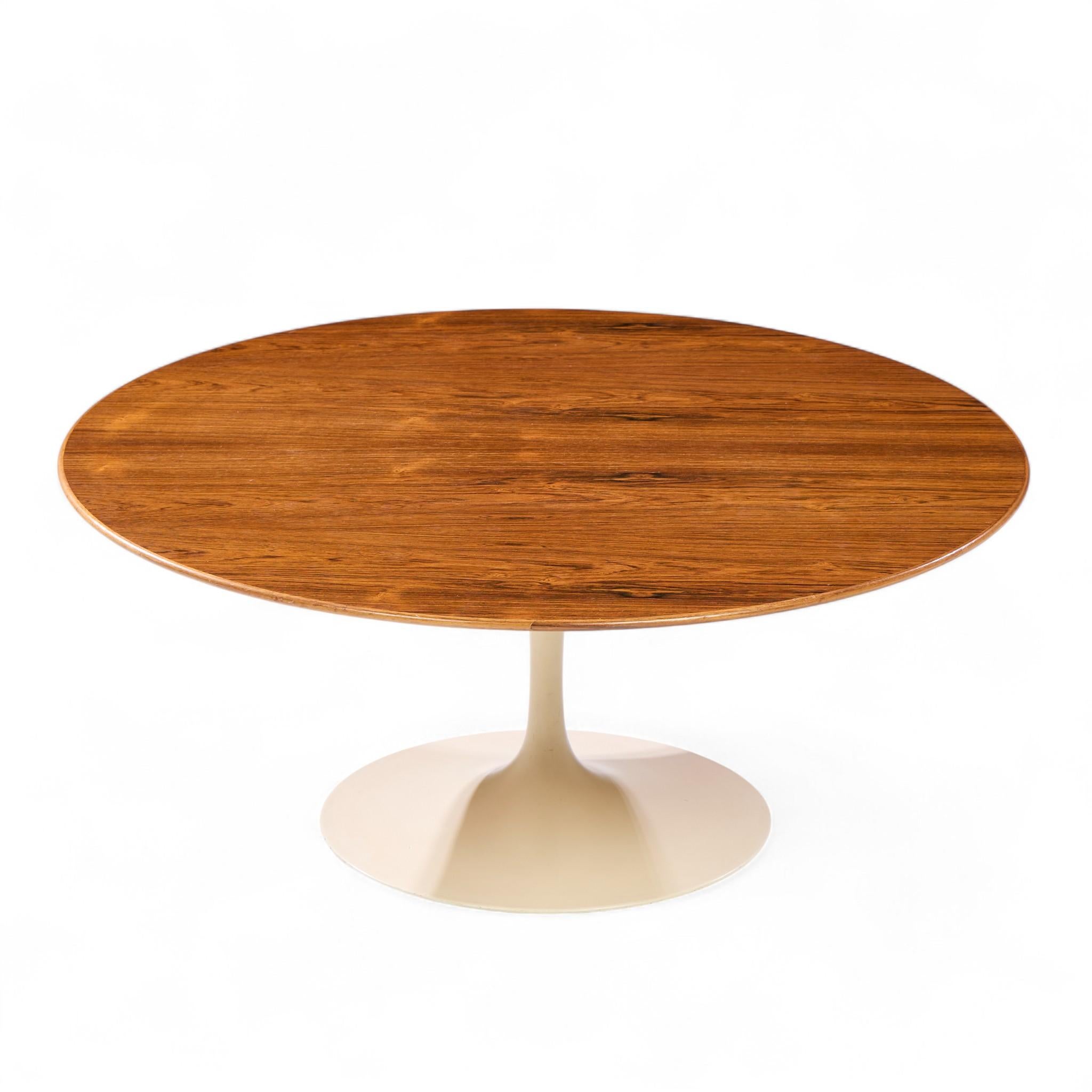 Mesa baja Tulip de palisandro de mediados de siglo de Eero Saarinen para Knoll Estadounidense en venta