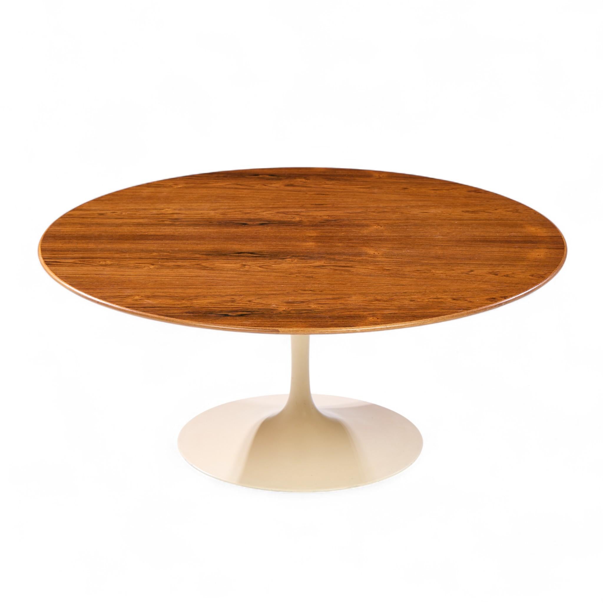 Mesa baja Tulip de palisandro de mediados de siglo de Eero Saarinen para Knoll siglo XX en venta
