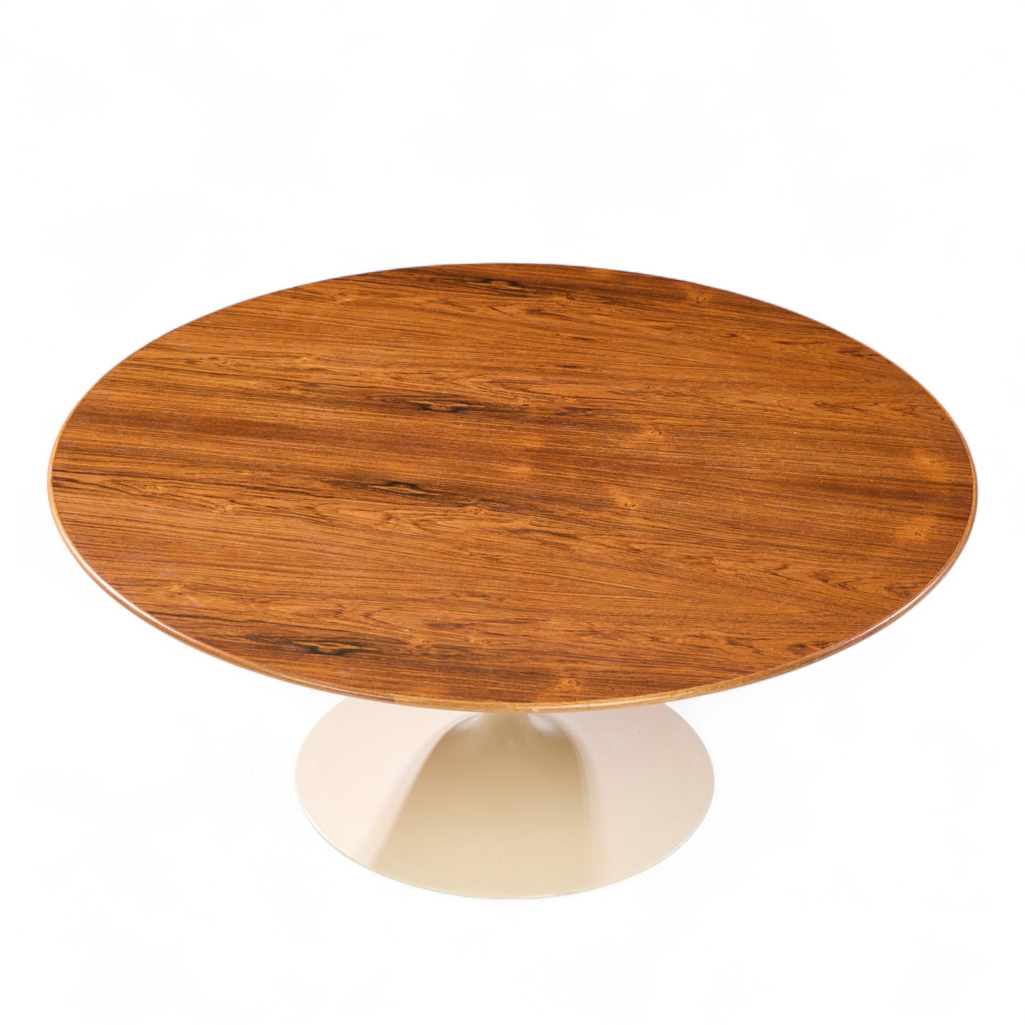 Mesa baja Tulip de palisandro de mediados de siglo de Eero Saarinen para Knoll Palo de rosa en venta