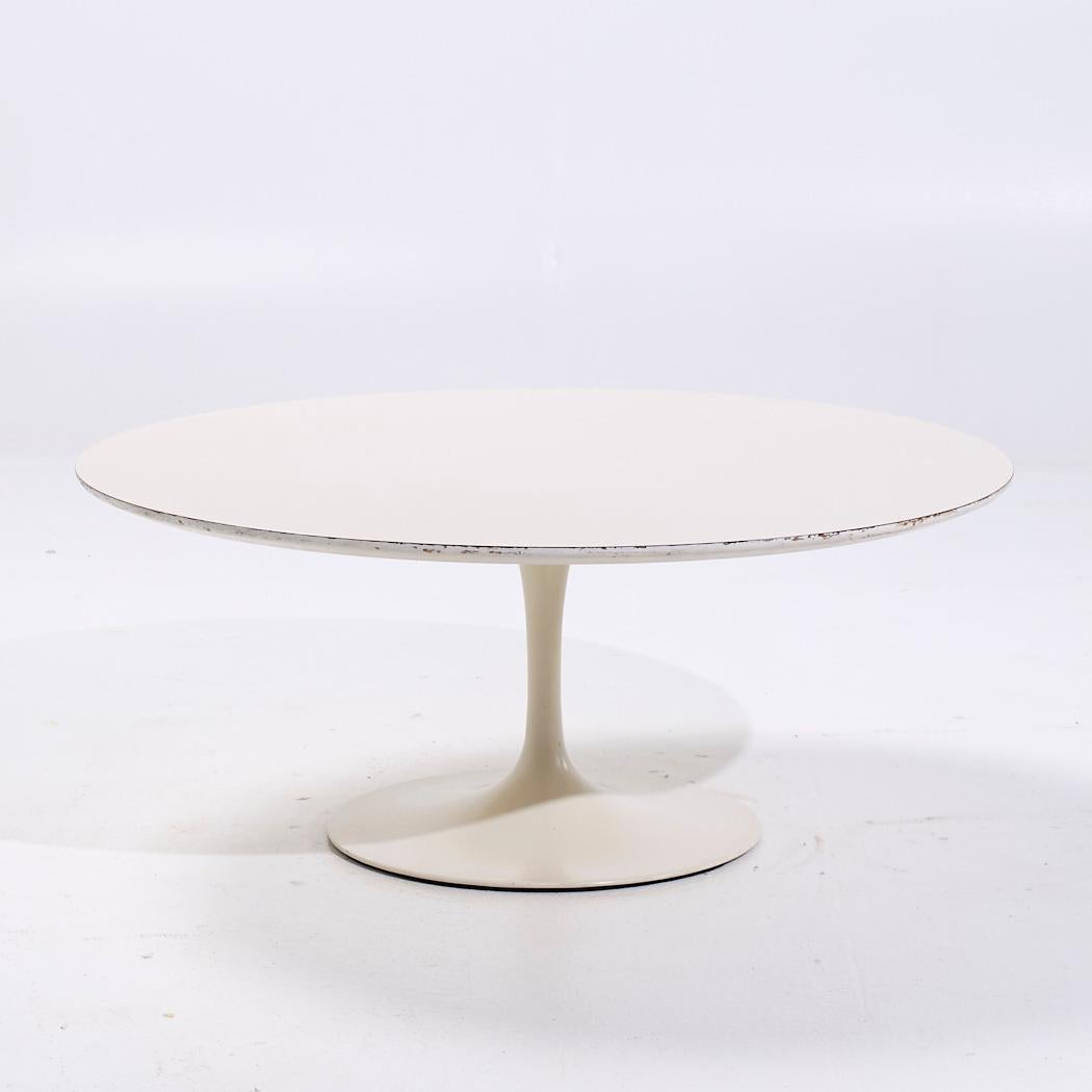 Table basse Tulip du milieu du siècle dernier en stratifié blanc de 36 pouces Eero Saarinen pour Knoll Bon état - En vente à Countryside, IL