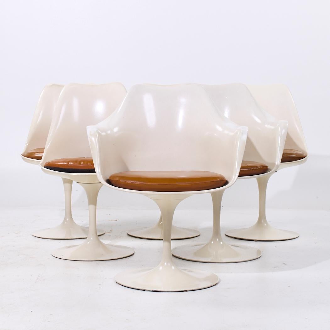 Eero Saarinen per Knoll Sedie da pranzo Tulip di metà secolo - Set di 6

Ogni sedia senza braccioli misura: 19,75 di larghezza x 21 di profondità x 32,25 di altezza, con un'altezza della seduta di 18 pollici.
Ogni sedia da capitano misura: 25,75