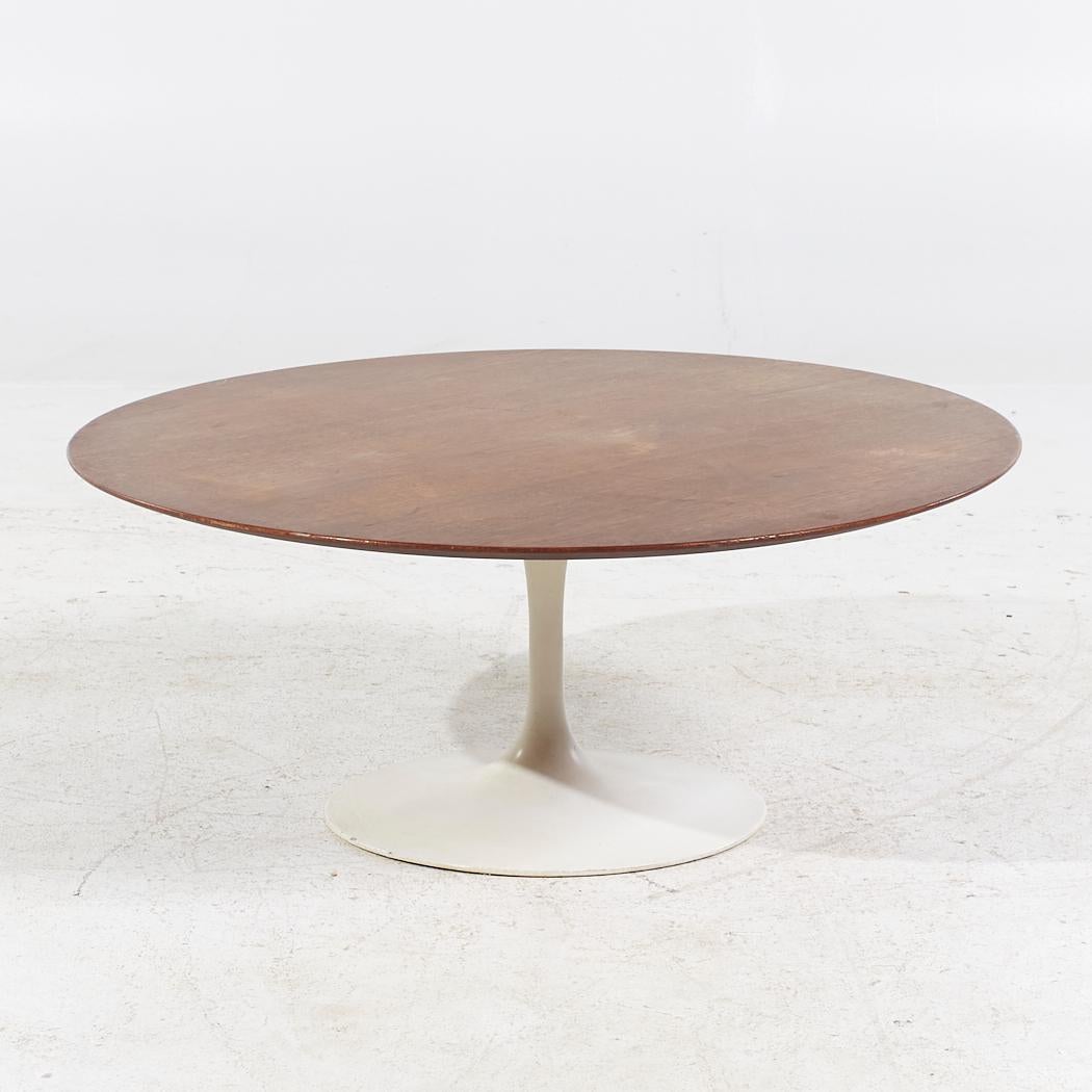 Eero Saarinen for Knoll Mid Century Tulip Walnut Coffee Table In Good Condition For Sale In Countryside, IL