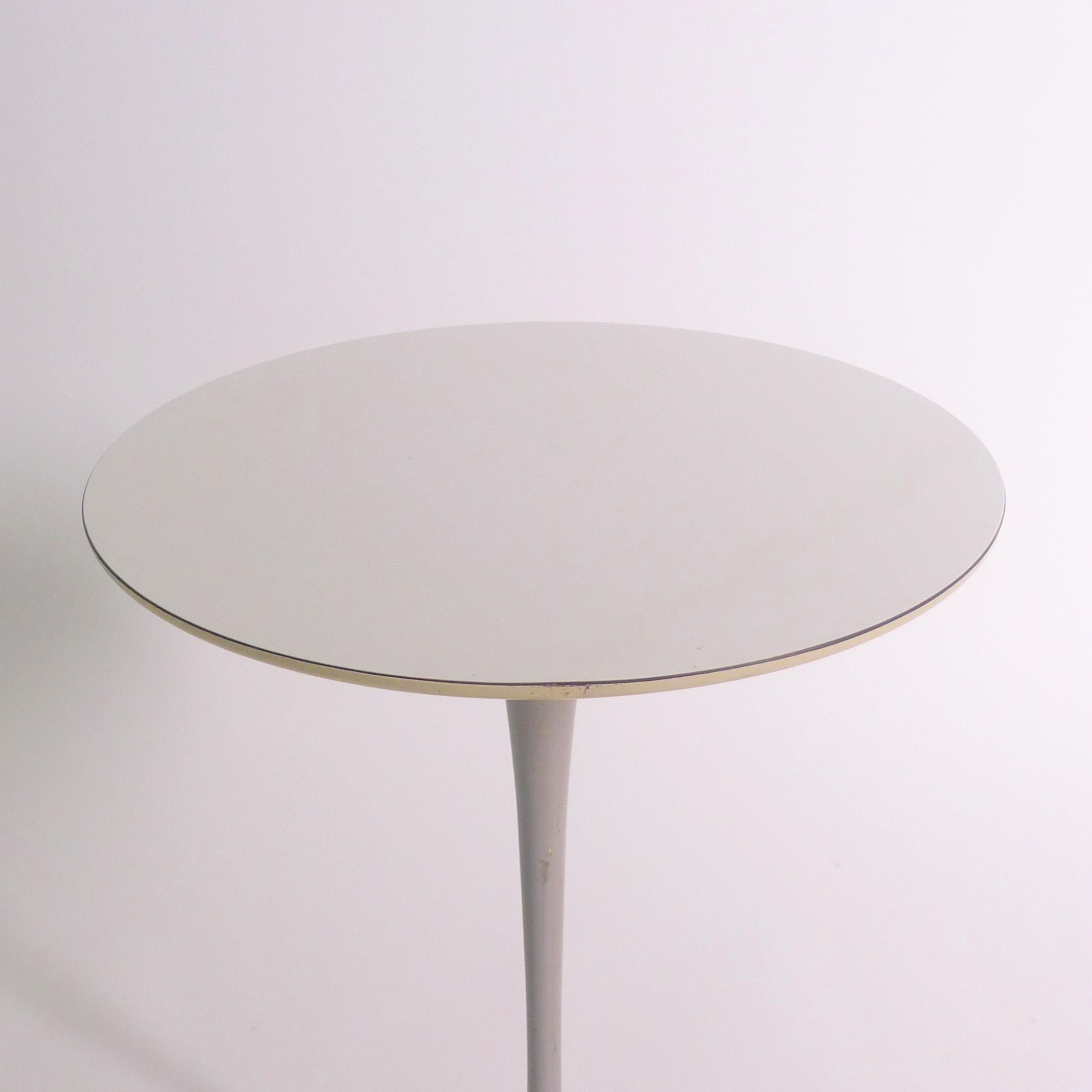 Mid-Century Modern Eero Saarinen for Knoll, Original Tulip Side Table, early 1960s, Knoll label For Sale