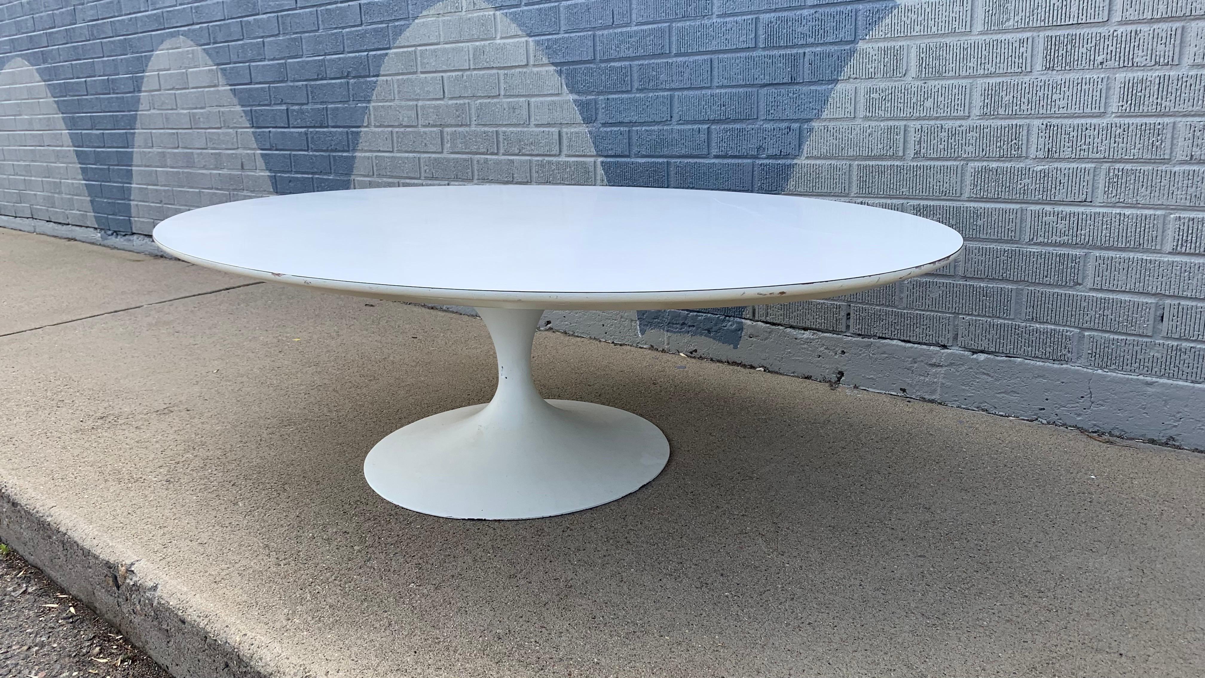 Mesa baja ovalada Tulip de Eero Saarinen para Knoll

Esta mesa de centro ovalada Tulip, obra de Eero Saarinen para Knoll, es una pieza icónica del diseño de mediados de siglo que combina la elegancia moderna con la sencillez escultural. Diseñada en