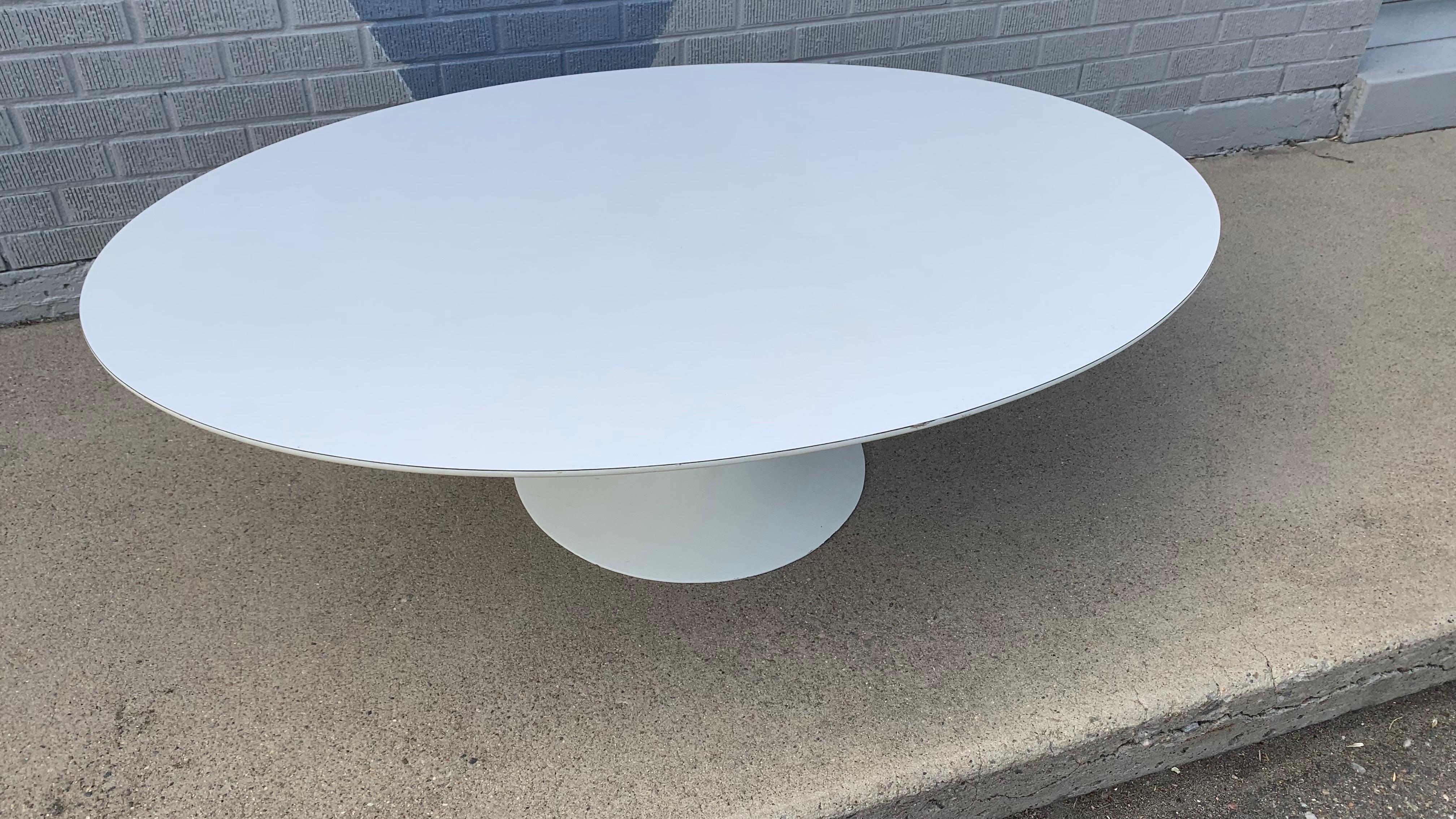 Mesa baja ovalada Tulip de Eero Saarinen para Knoll Moderno de mediados de siglo en venta