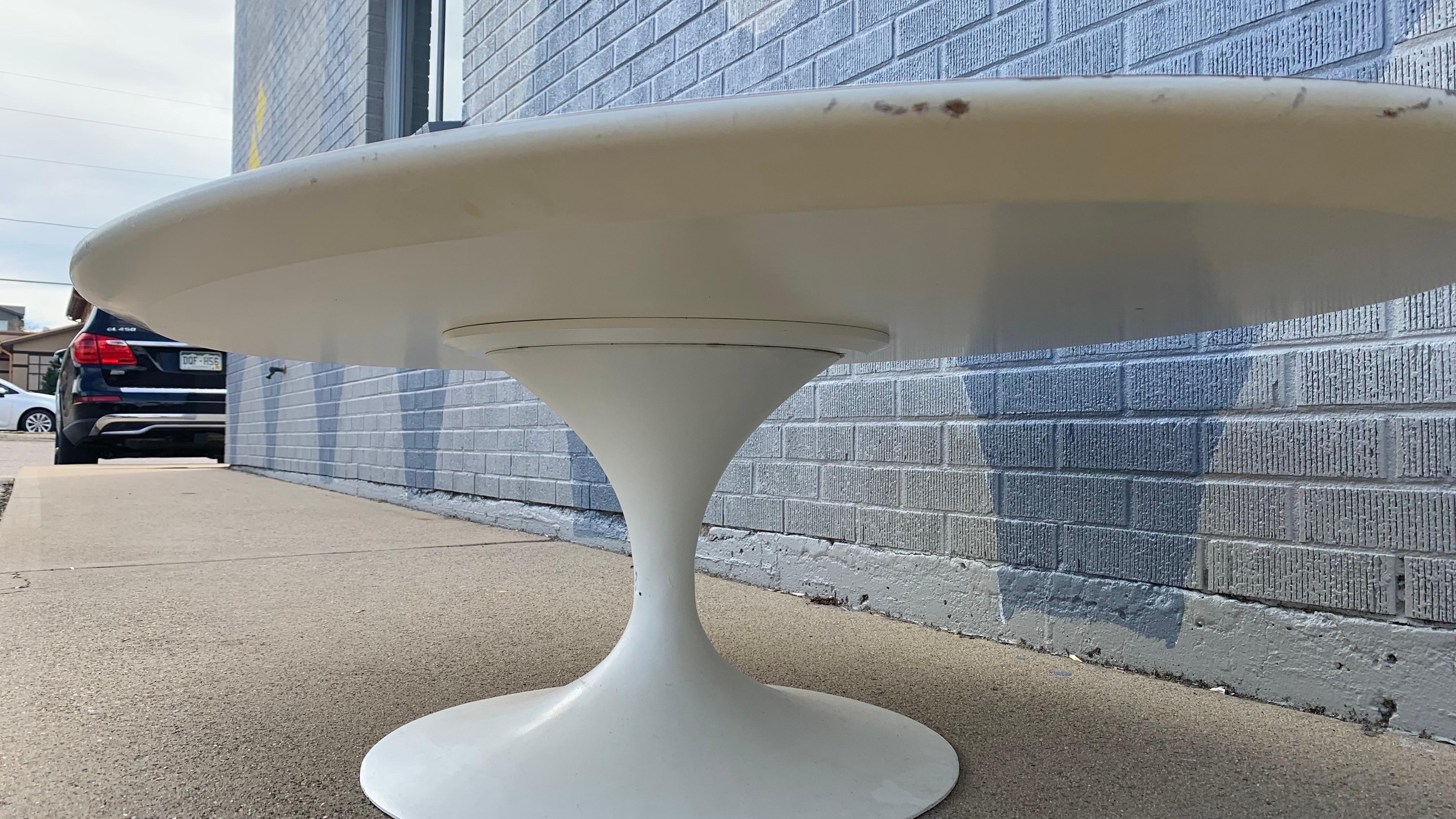Mesa baja ovalada Tulip de Eero Saarinen para Knoll siglo XX en venta