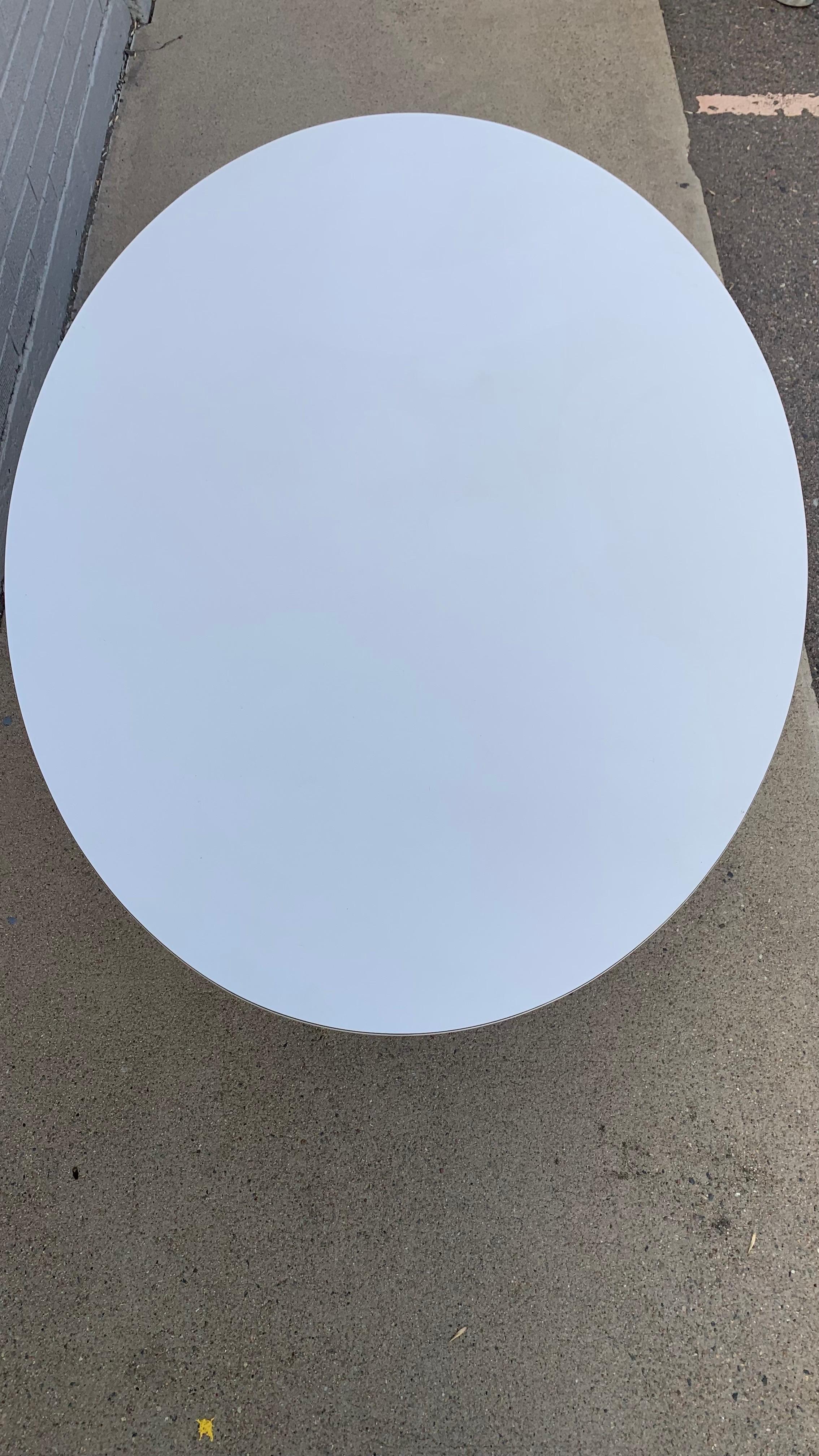 Mesa baja ovalada Tulip de Eero Saarinen para Knoll Laminado en venta