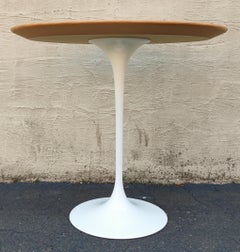 Table d'appoint Tulipe ovale à base en fer émaillé blanc et plateau en chêne d'Eero Saarinen pour Knoll