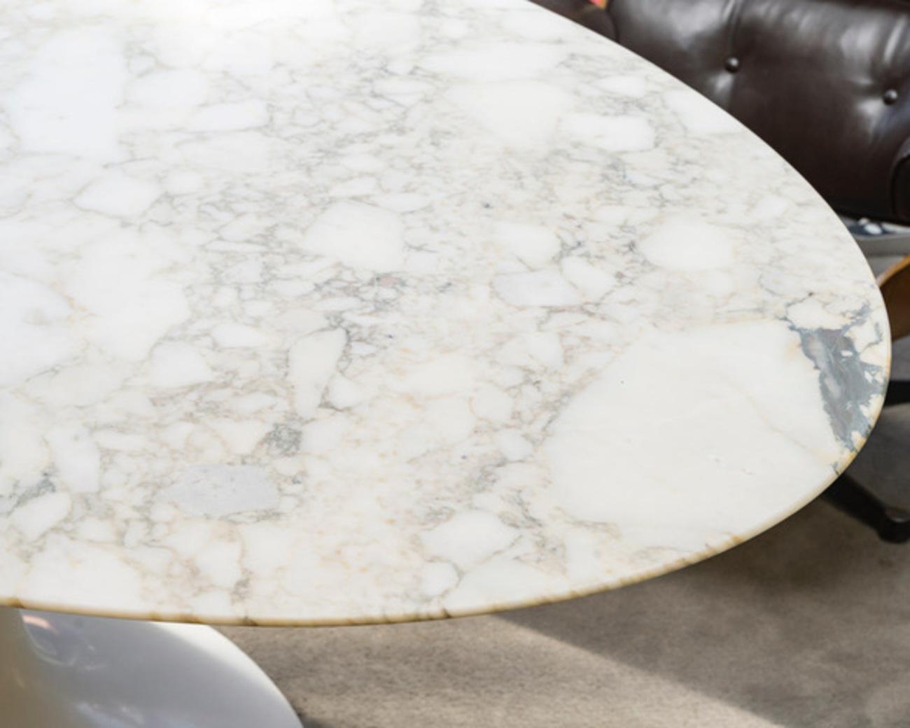 Modello creato in  1957.
Il top è stato completamente rilucidato da un professionista e rifinito con una vernice opaca protettiva. 
Marmo Calacatta oro anni '80 con riflessi beige e verdi.
Caratteristiche:
H. H. 72 cm x L. 198 x P. 121