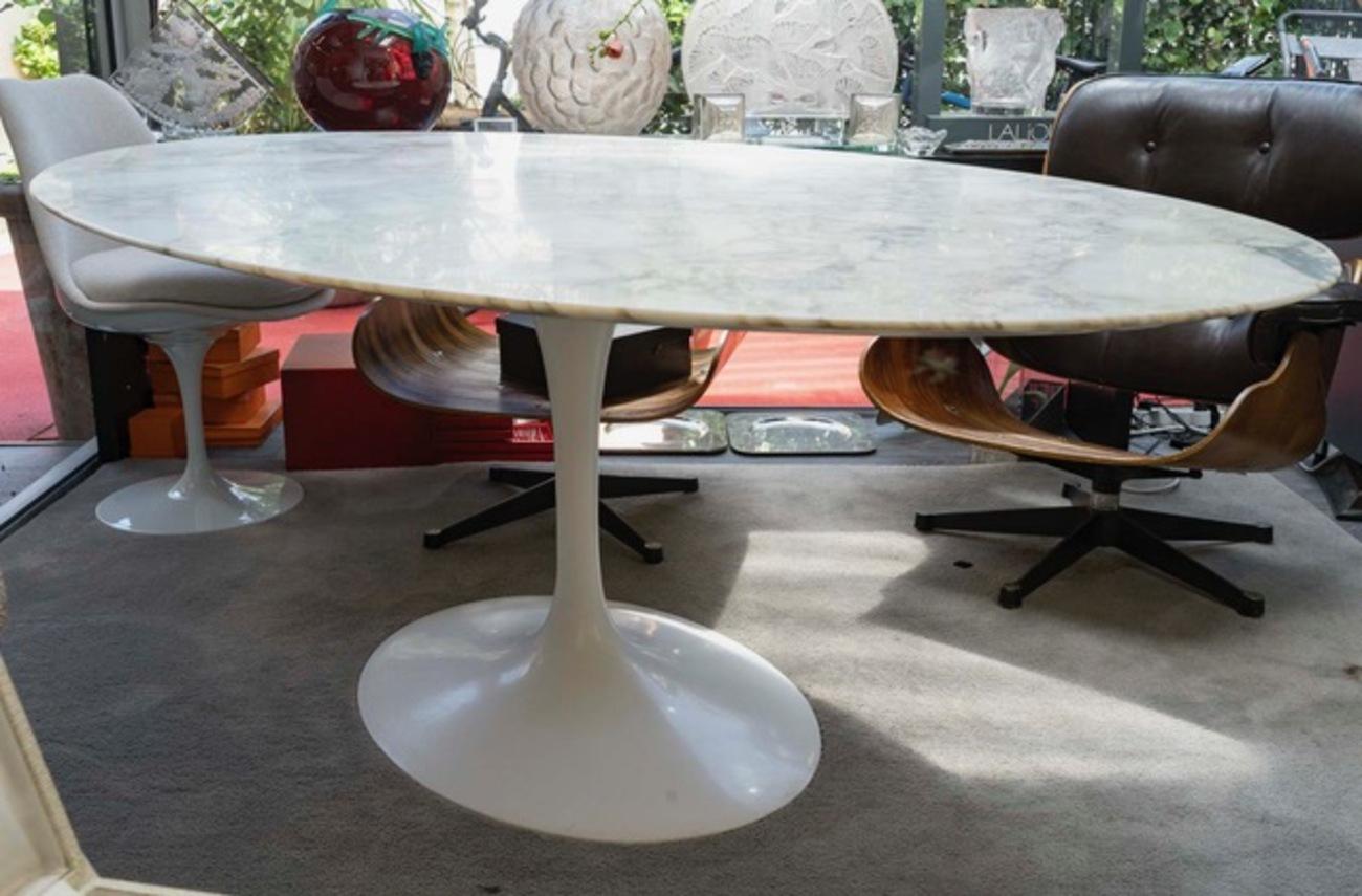Francese Eero Saarinen per Knoll: Tavolo ovale Tulip in marmo Calacatta in vendita