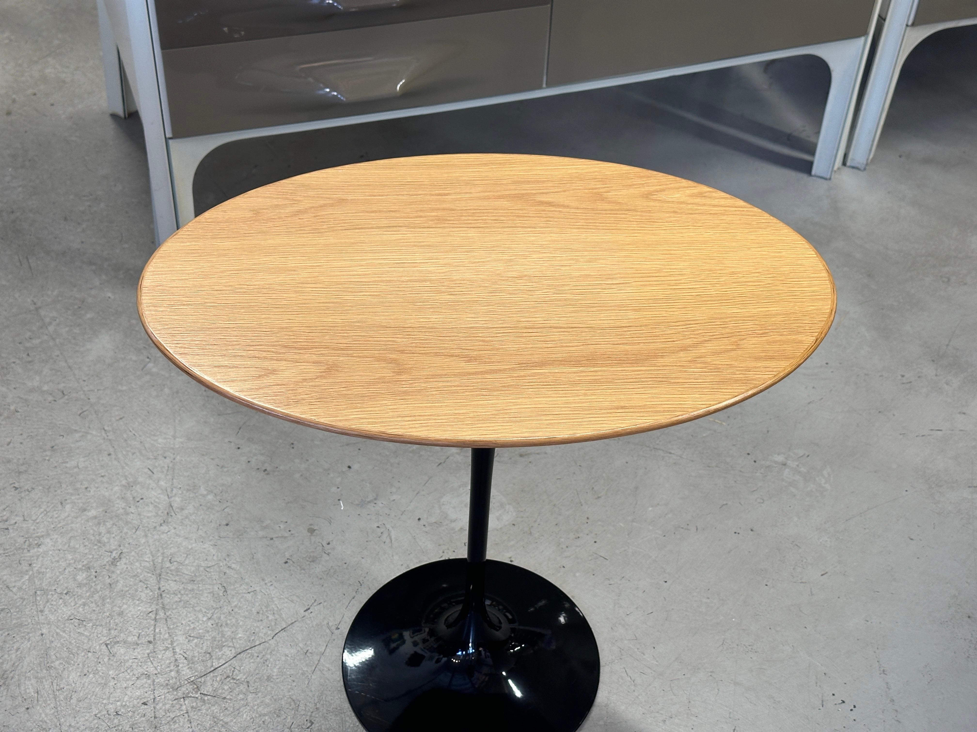 A beautiful example of an iconic design, this tulip table by Eero Saarinen is just stunning in this combination of a black base with a light oak top. Impressed on the base Knoll, and table bottom with stickers it is also dated from April of 2021.
