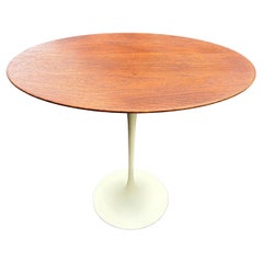 Eero Saarinen für Knoll Ovaler Beistelltisch aus Nussbaumholz