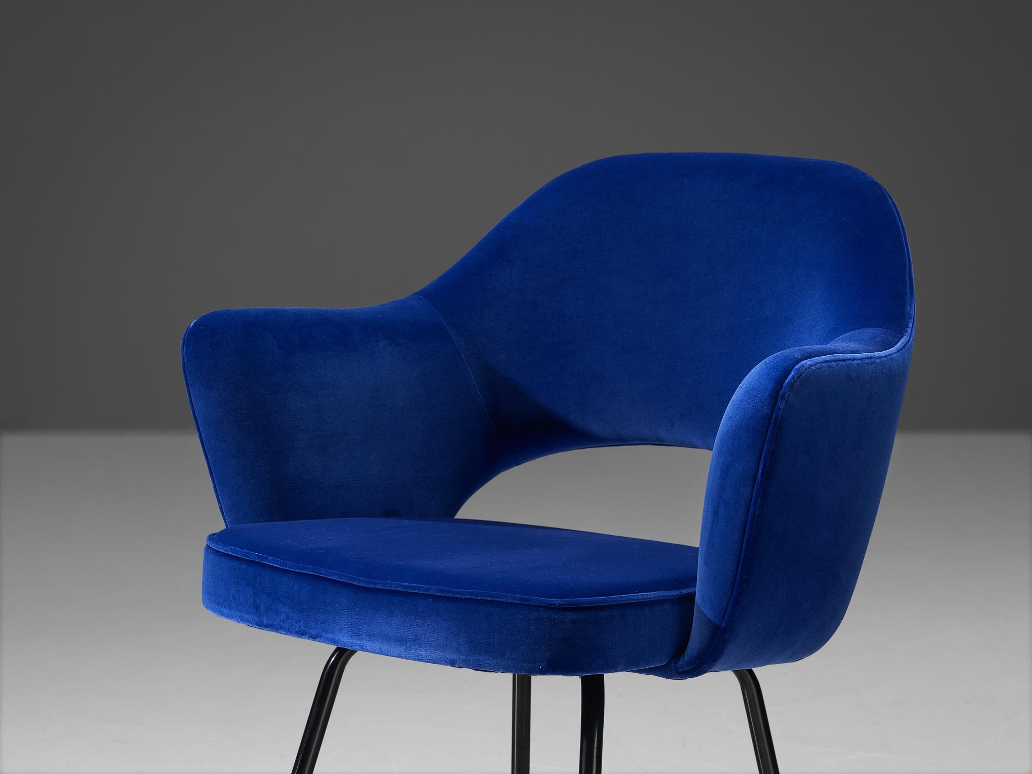 Eero Saarinen for Knoll Pair of Armchairs in Lapis Lazuli Velvet Upholstery In Good Condition In Waalwijk, NL