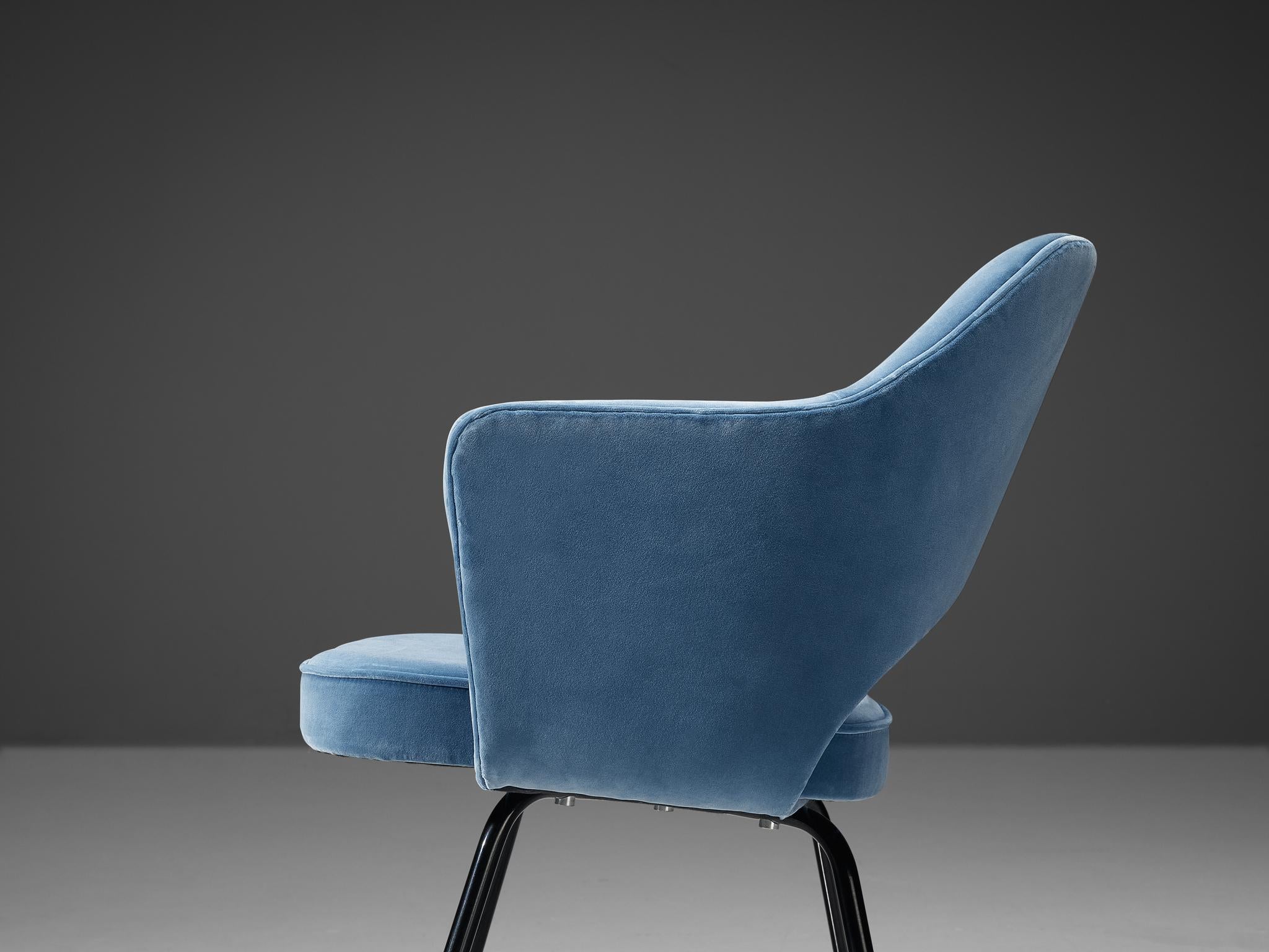 Eero Saarinen for Knoll Pair of Armchairs in Sky Blue Velvet Upholstery In Good Condition In Waalwijk, NL